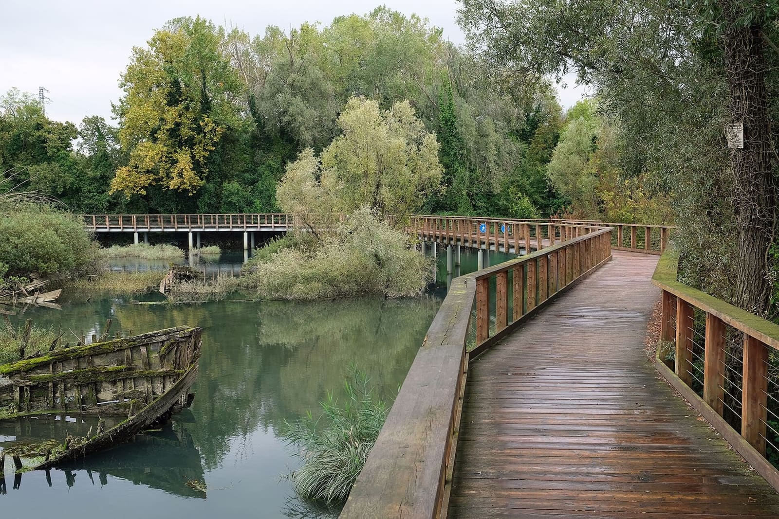 der Steg über den Sile in Casier, mit einem versunkenen burcio im Friedhof der Lastkähne
