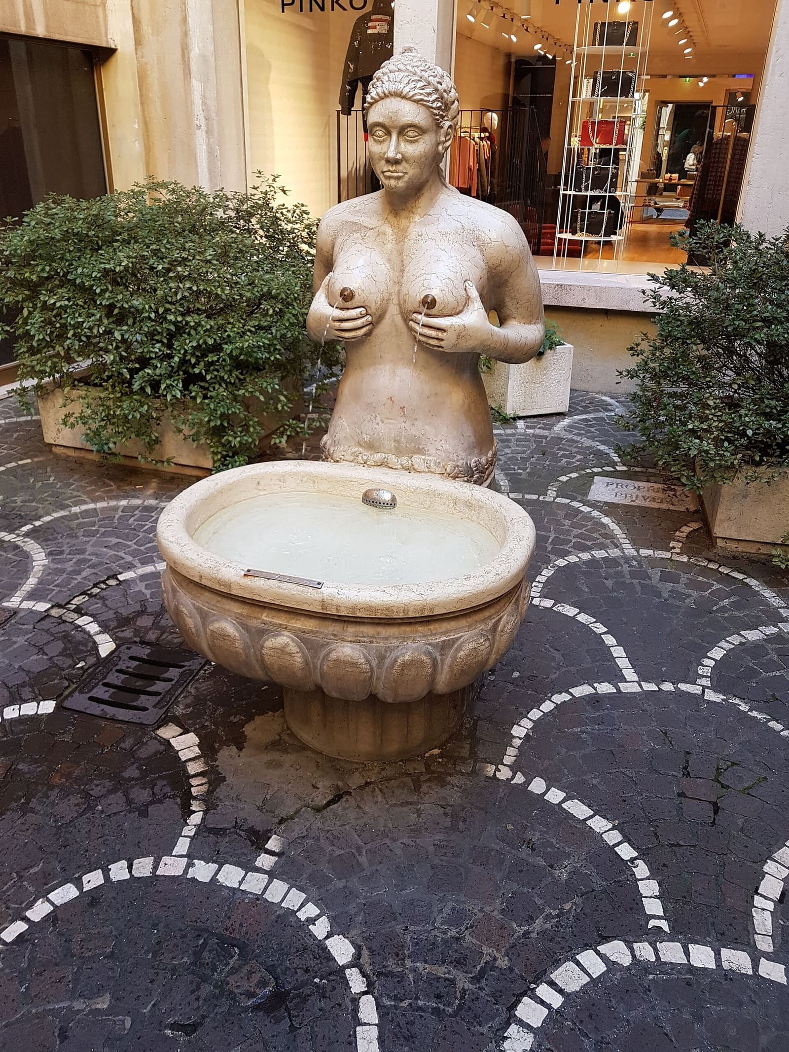 die Fontana delle Tette in ihrem Hof im Zentrum; das Original von 1559 steht im Palazzo dei Trecento