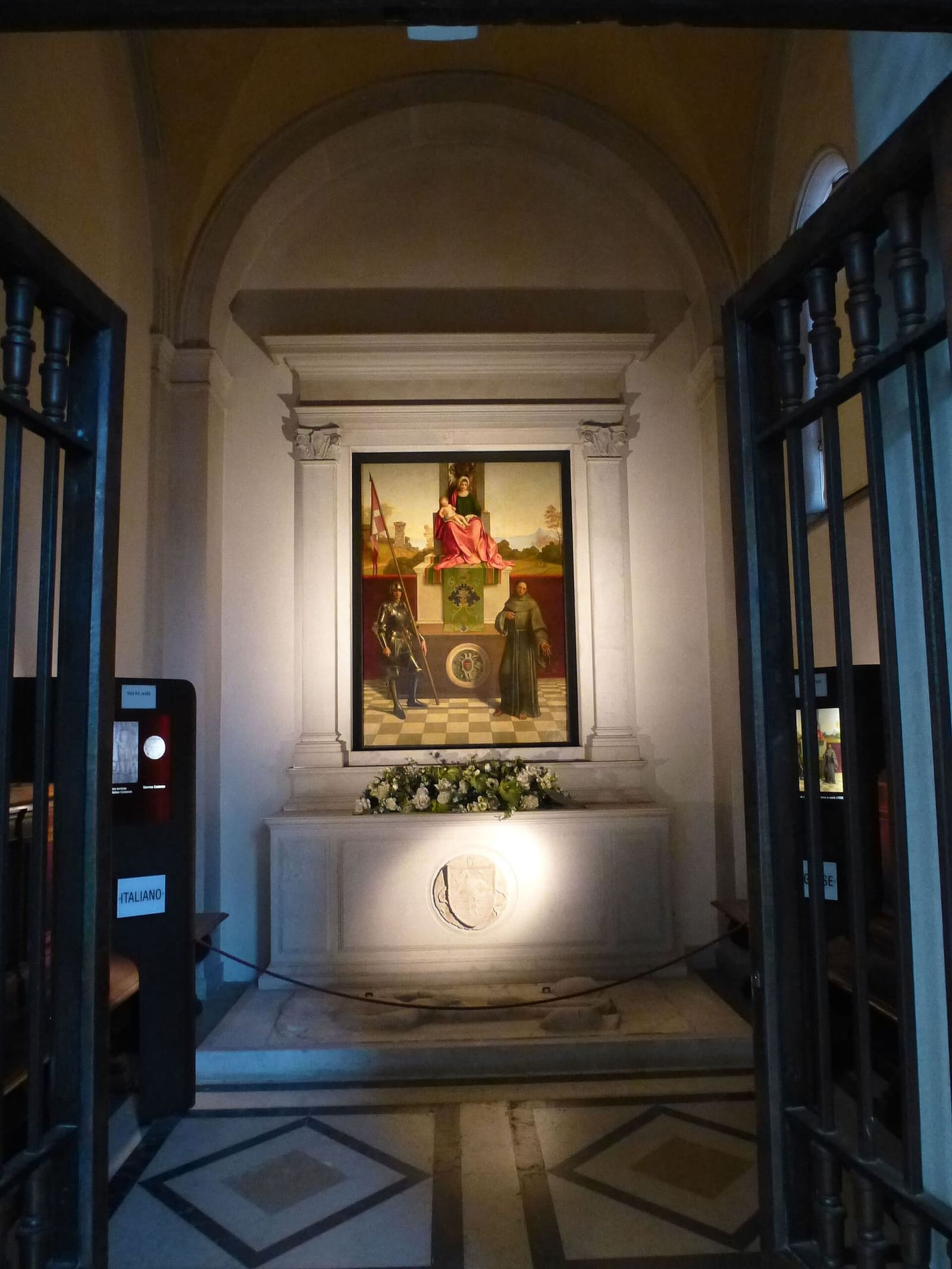 die Pala di Castelfranco von Giorgione in ihrer Kapelle im Dom von Castelfranco