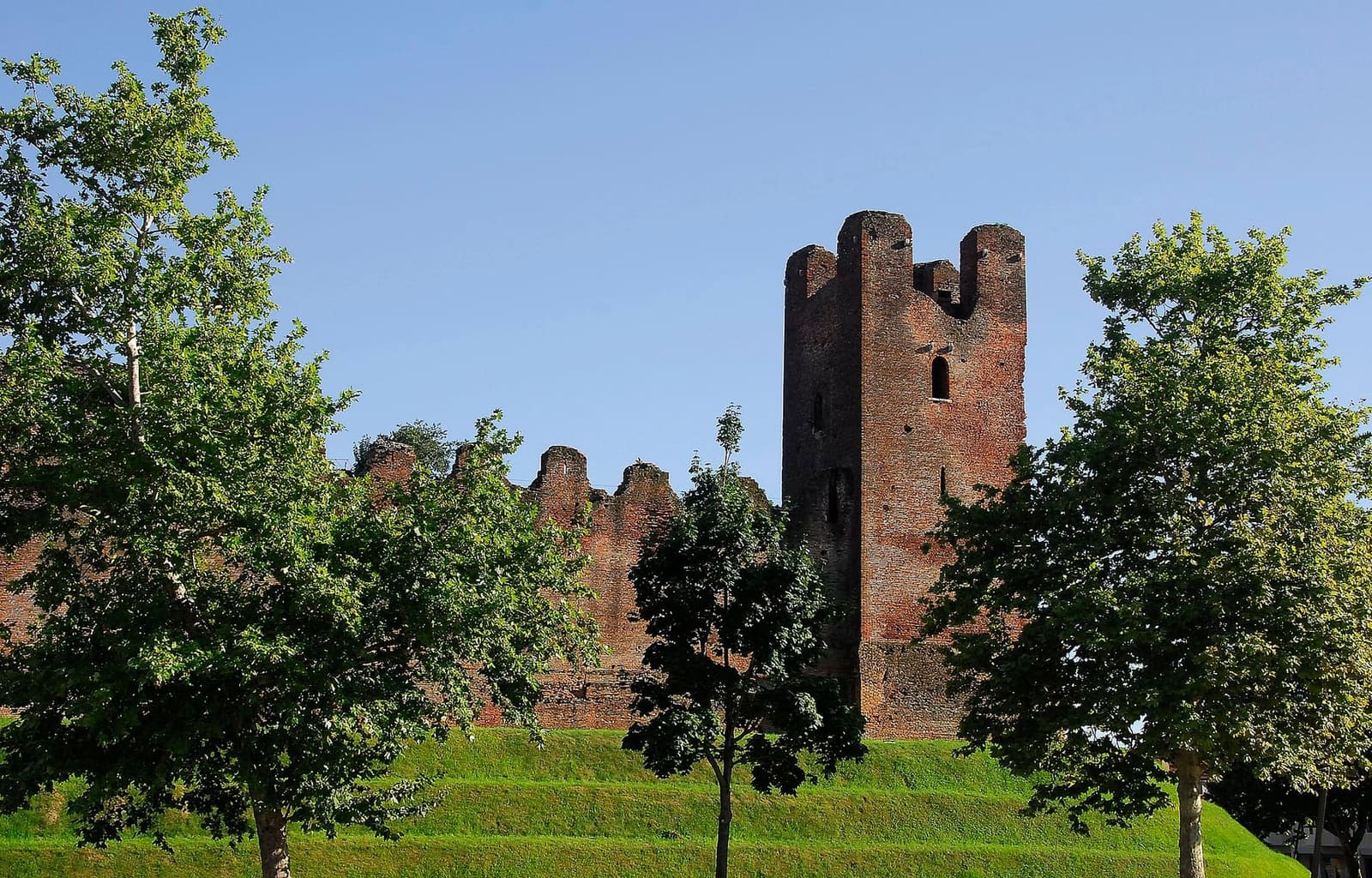 der Eckturm und die Zinnenmauern von Castelfranco Veneto, an einem Augustnachmittag