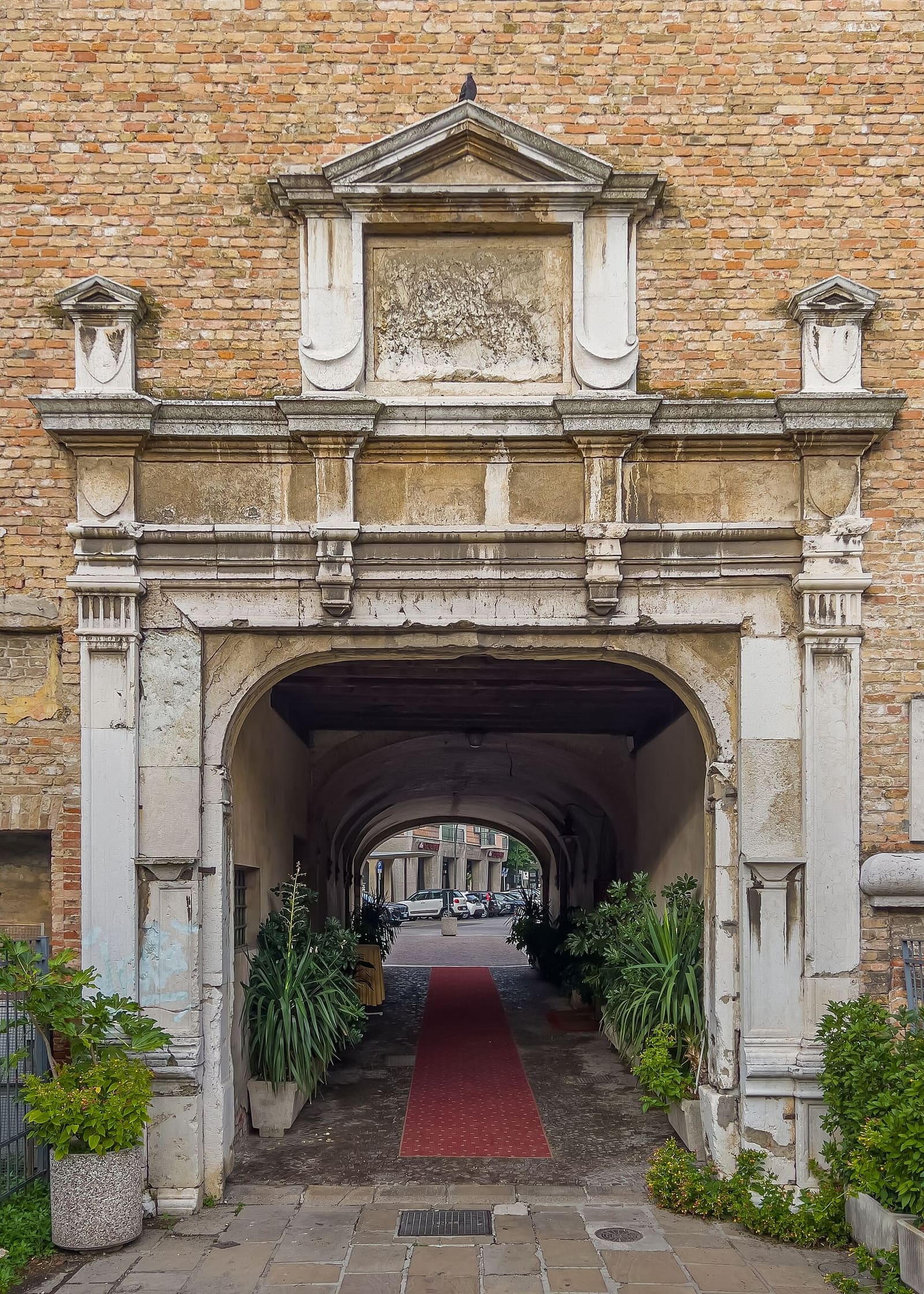 das Renaissanceportal der Porta Altinia, mit dem überdachten Durchgang zum Zentrum