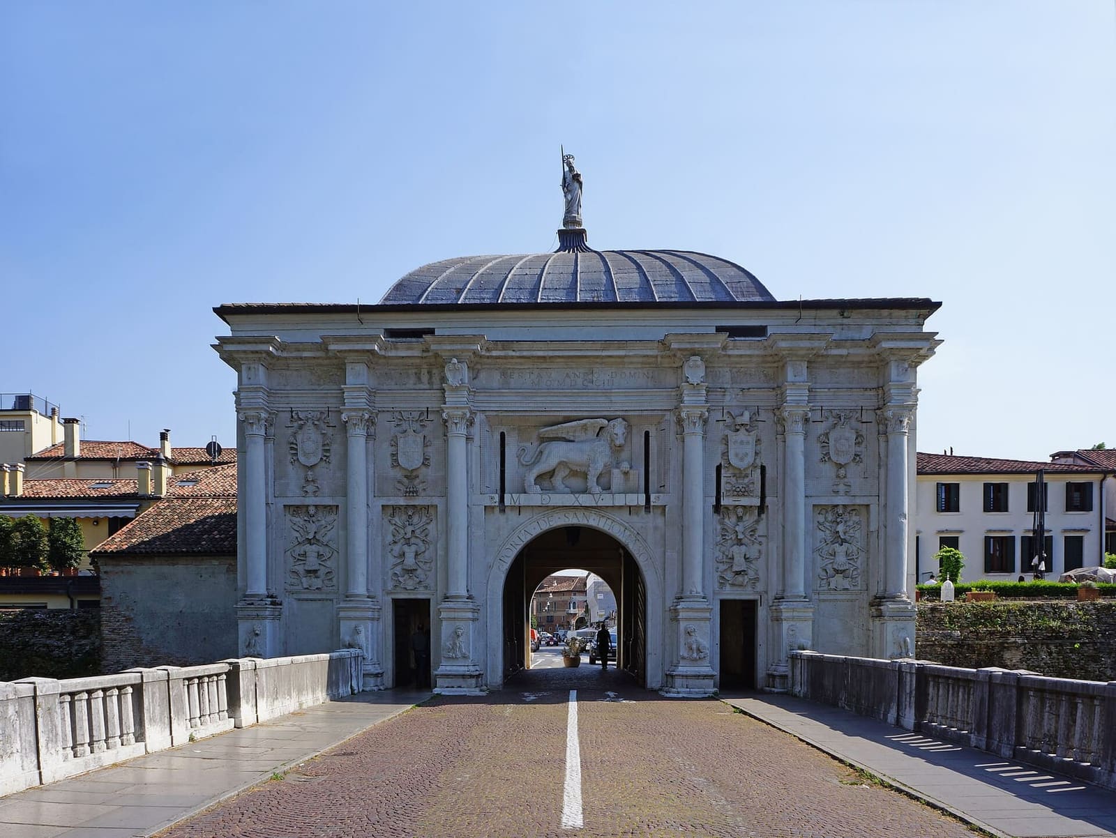 die Porta San Tomaso von 1518 mit dem Löwen von San Marco, von der Brücke über den Graben aus