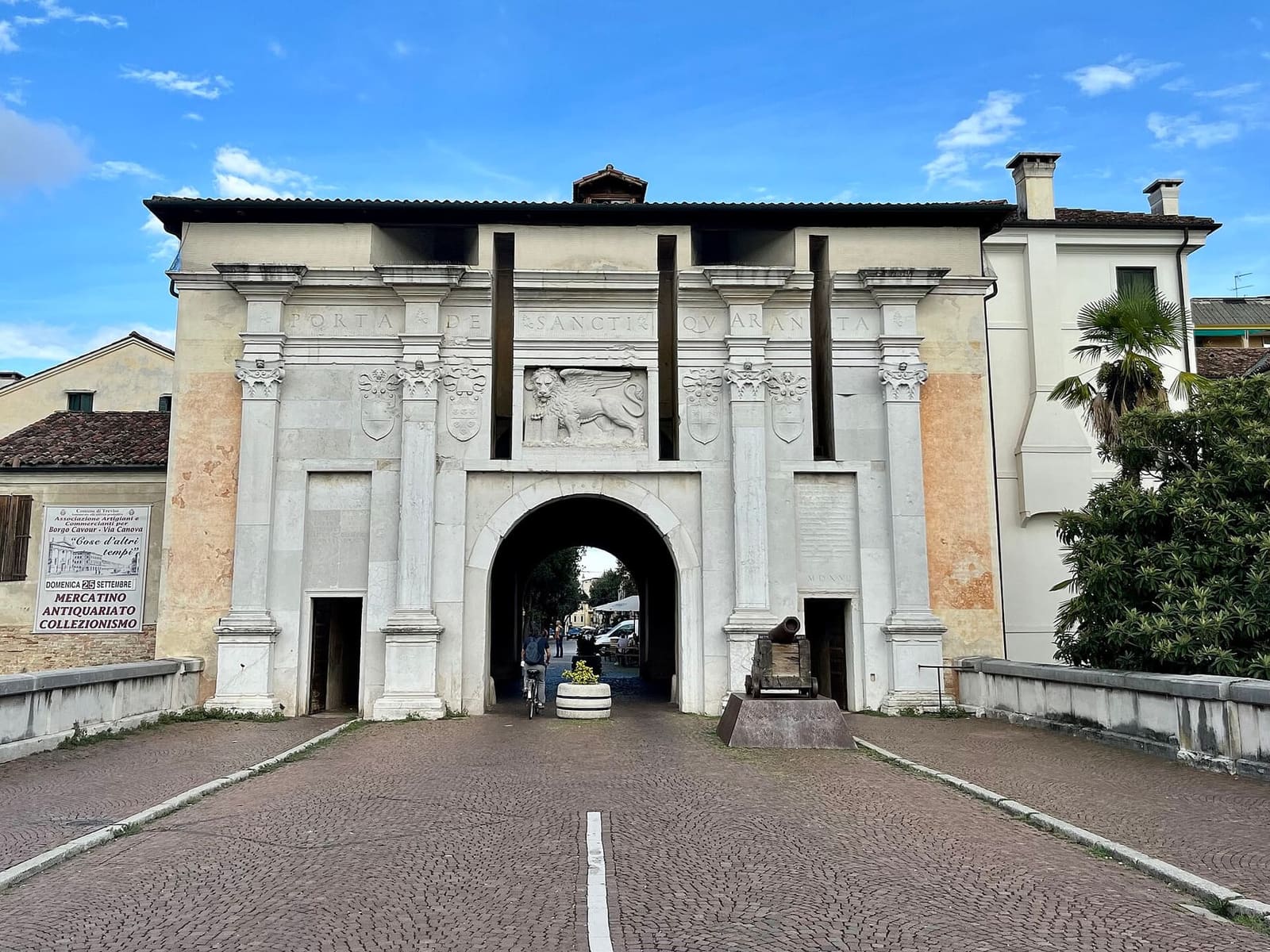 die Porta Santi Quaranta mit dem Löwen von San Marco und der Kanone, von der Brücke über den Graben aus