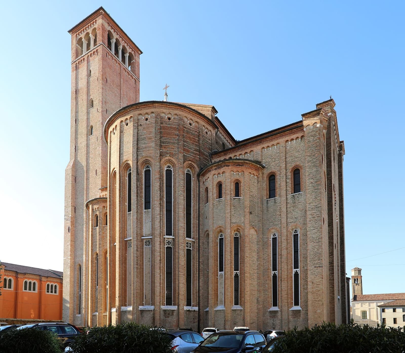 die Apsiden und der Glockenturm von San Nicolò, der großen gotischen Kirche der Dominikaner