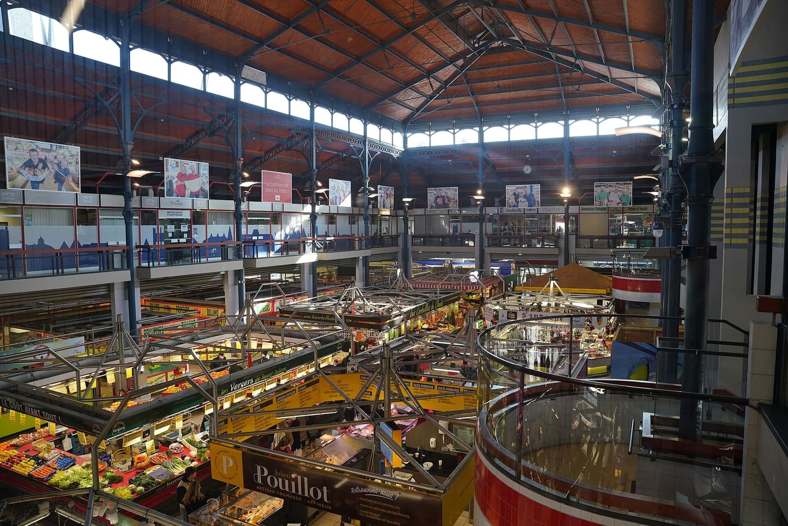 i banchi del mercato coperto delle Halles visti dalla galleria, sotto la struttura di ferro e vetro