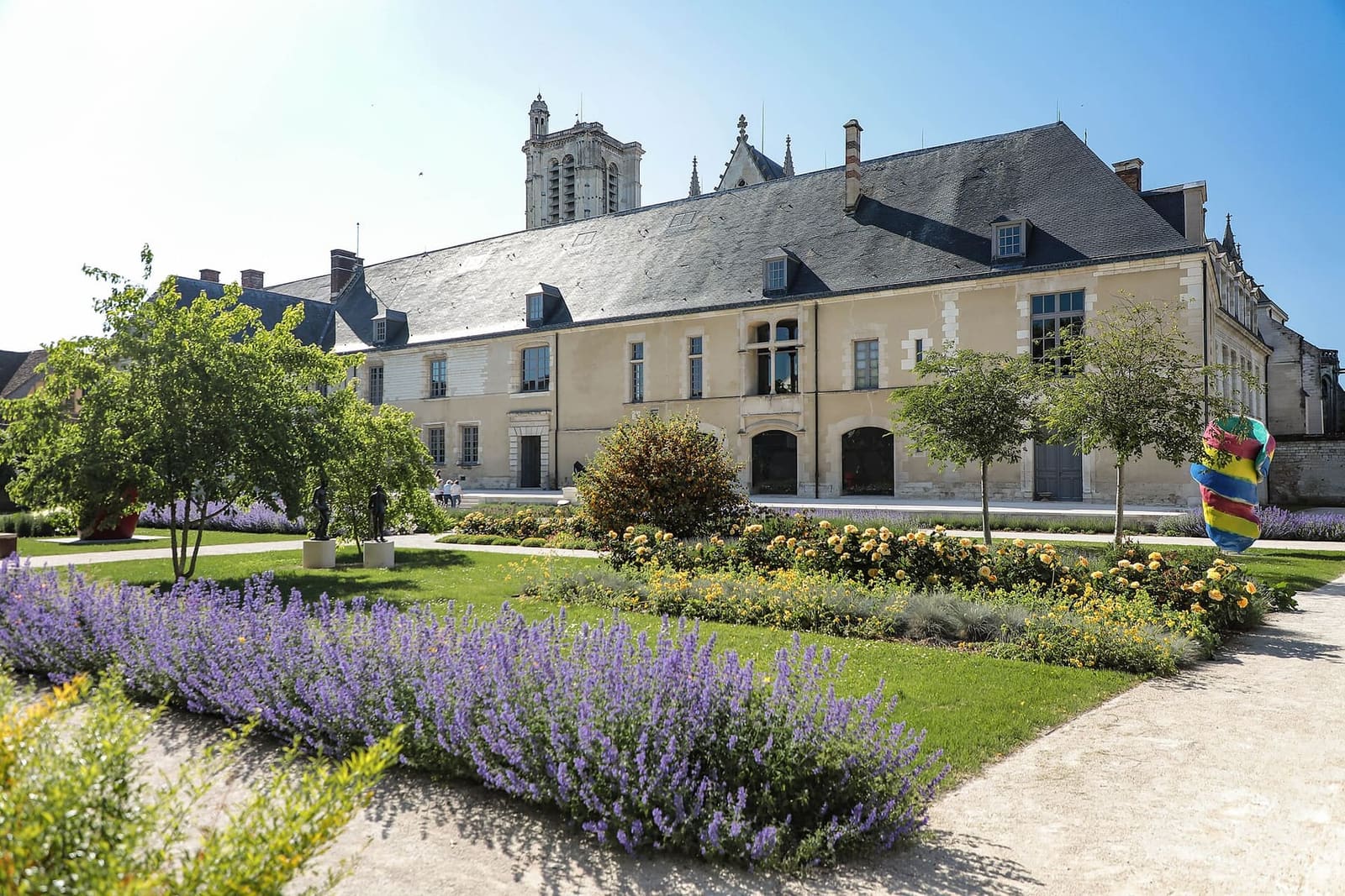 il giardino del museo d'arte moderna nel vecchio palazzo vescovile, con la torre della cattedrale dietro