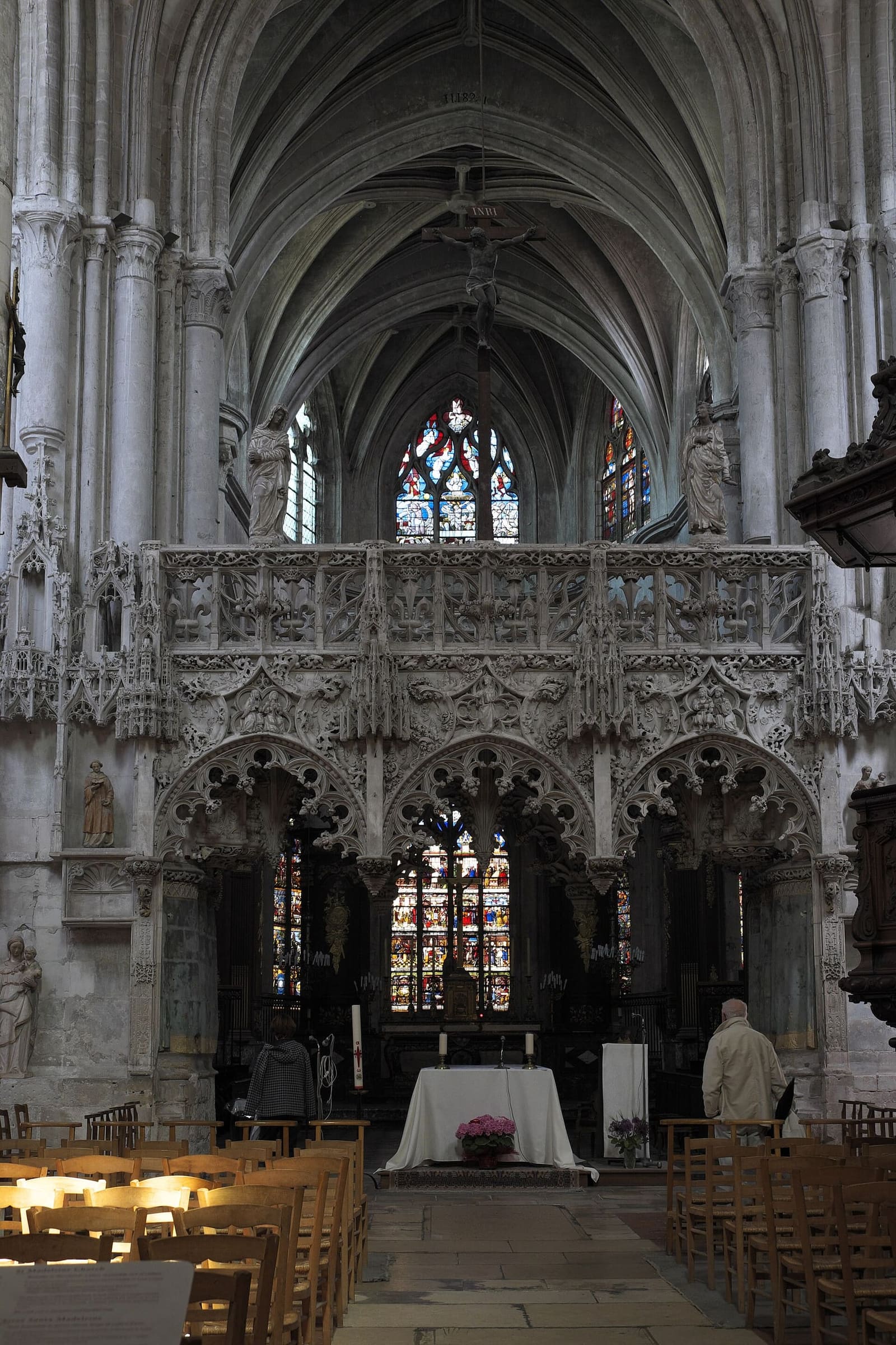 il jubé della Madeleine, il tramezzo di pietra traforata scolpito da Jean Gailde fra la navata e il coro