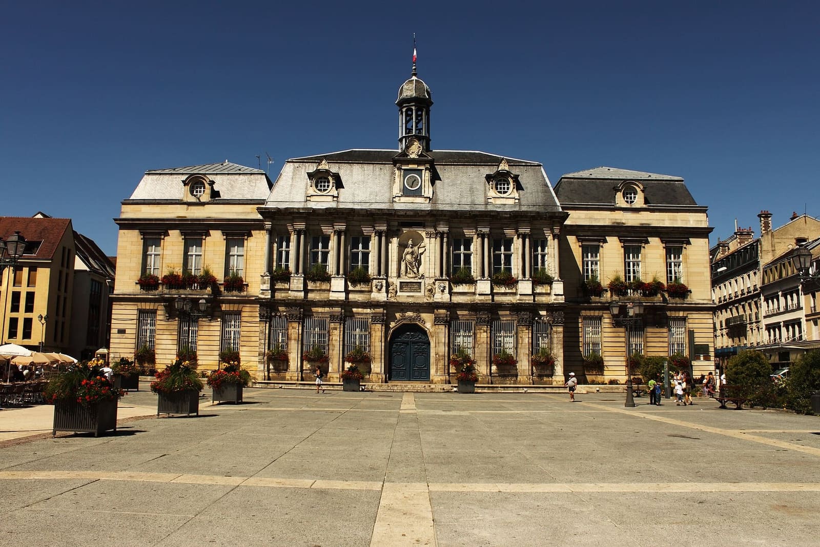 il municipio in stile Luigi XIII sulla piazza pedonale di place Alexandre-Israël