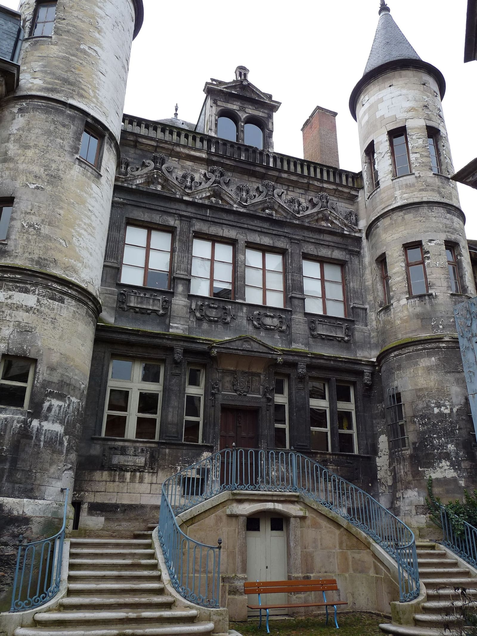 l'Hôtel de Vauluisant con le due torri e la scala a ferro di cavallo, sede del museo della maglieria