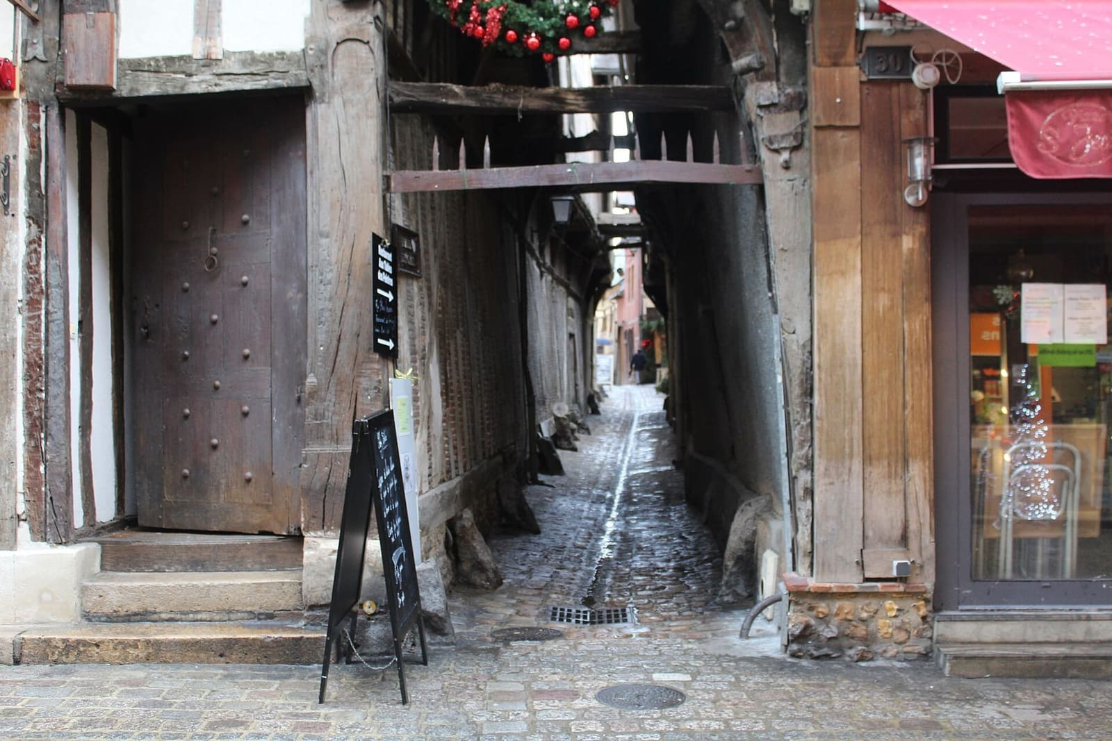 l'imbocco della ruelle des Chats, con la trave fra le case e il canaletto in mezzo al selciato