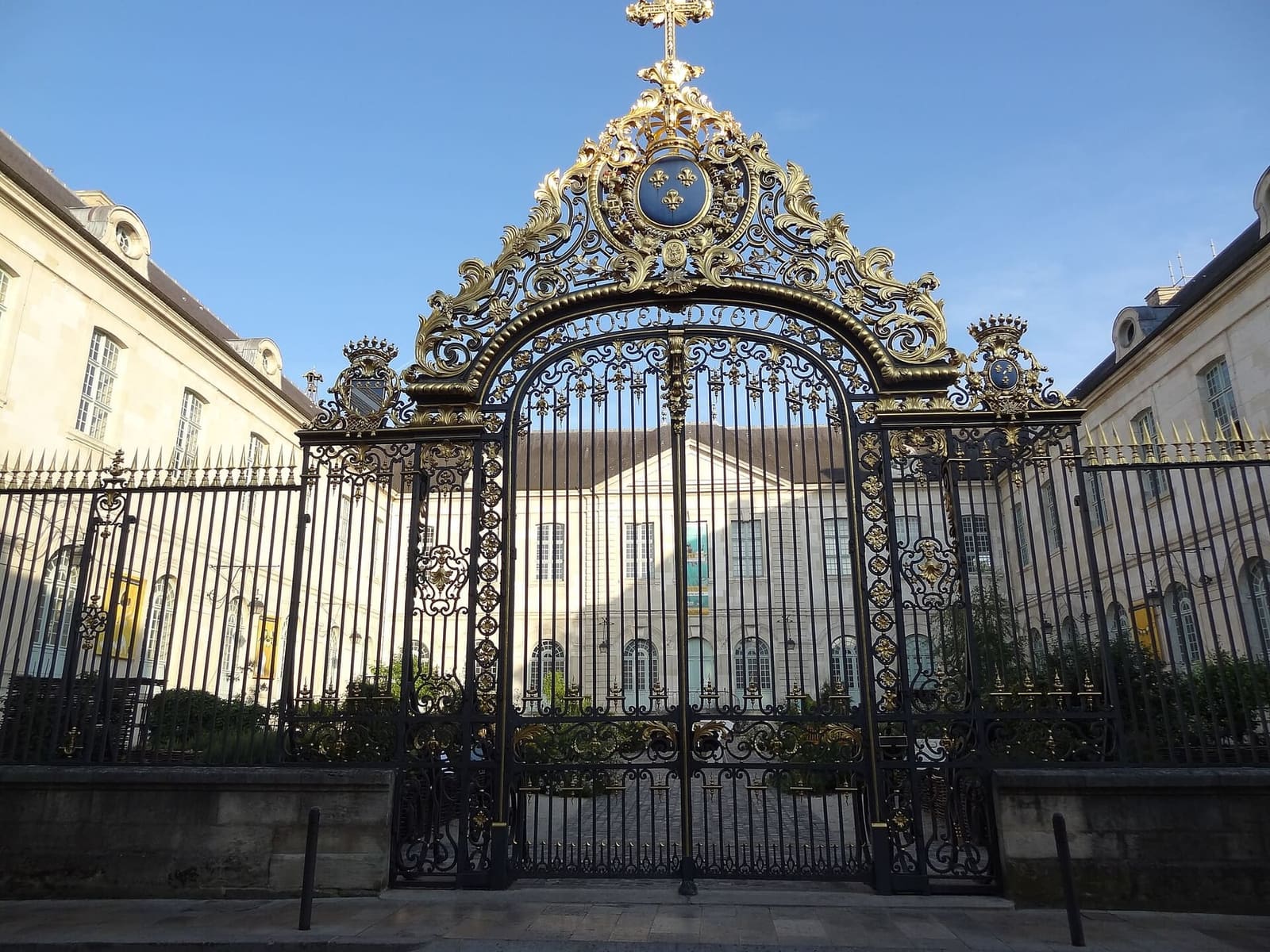 la cancellata di ferro battuto e oro dell'Hôtel-Dieu-le-Comte, da cui si entra alla Cité du Vitrail