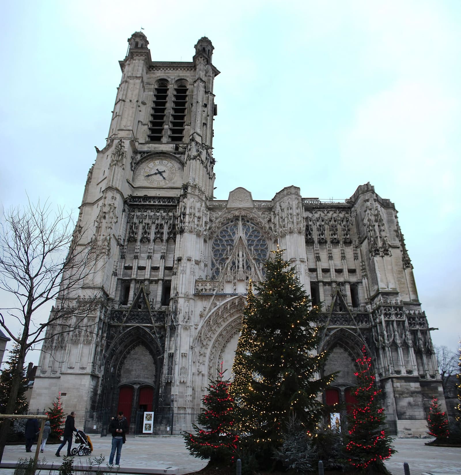 la facciata della cattedrale dei Santi Pietro e Paolo con gli abeti di Natale sul sagrato
