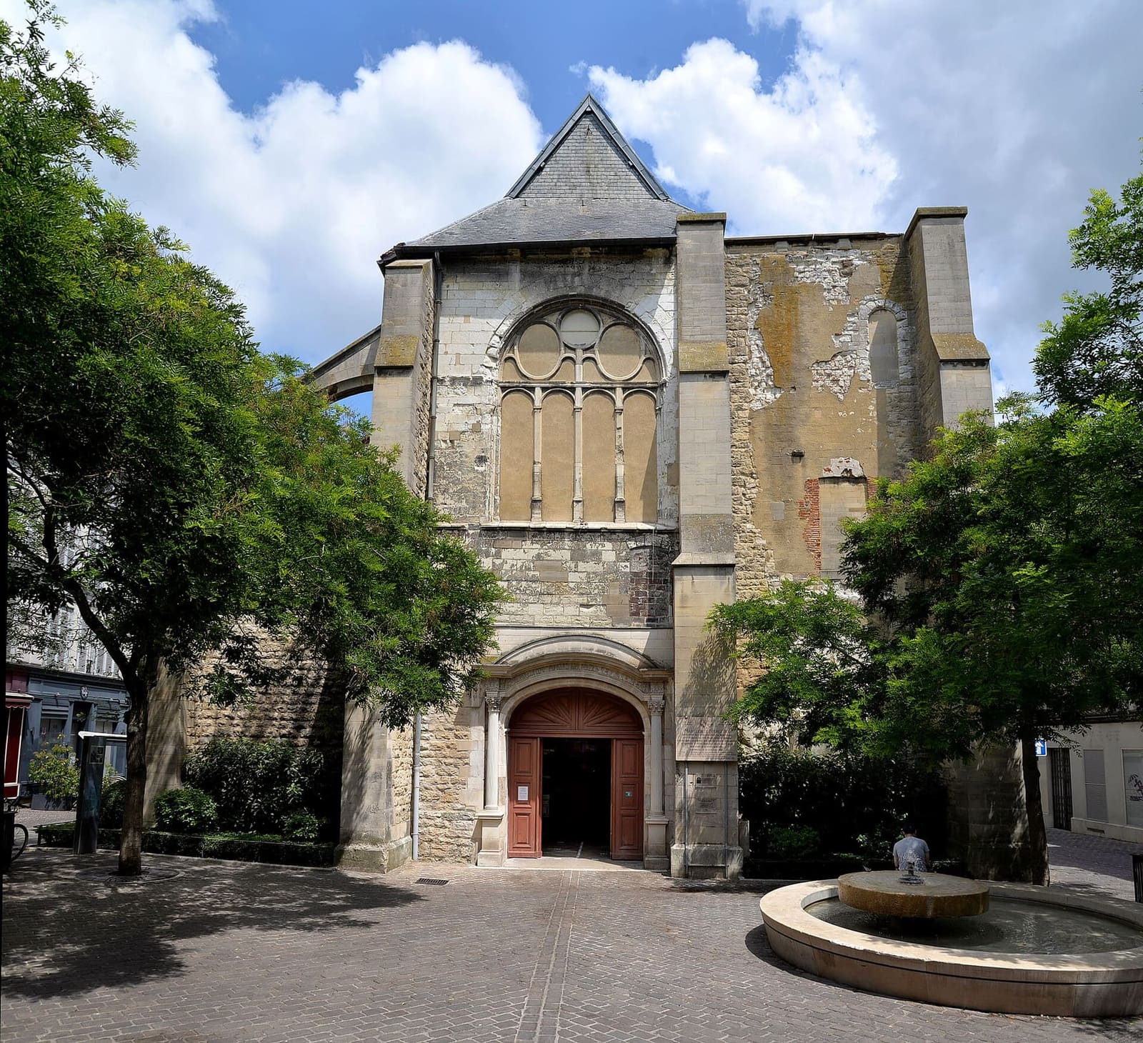 la facciata ovest di Saint-Jean-au-Marché, la chiesa delle fiere di Champagne, con la fontana davanti