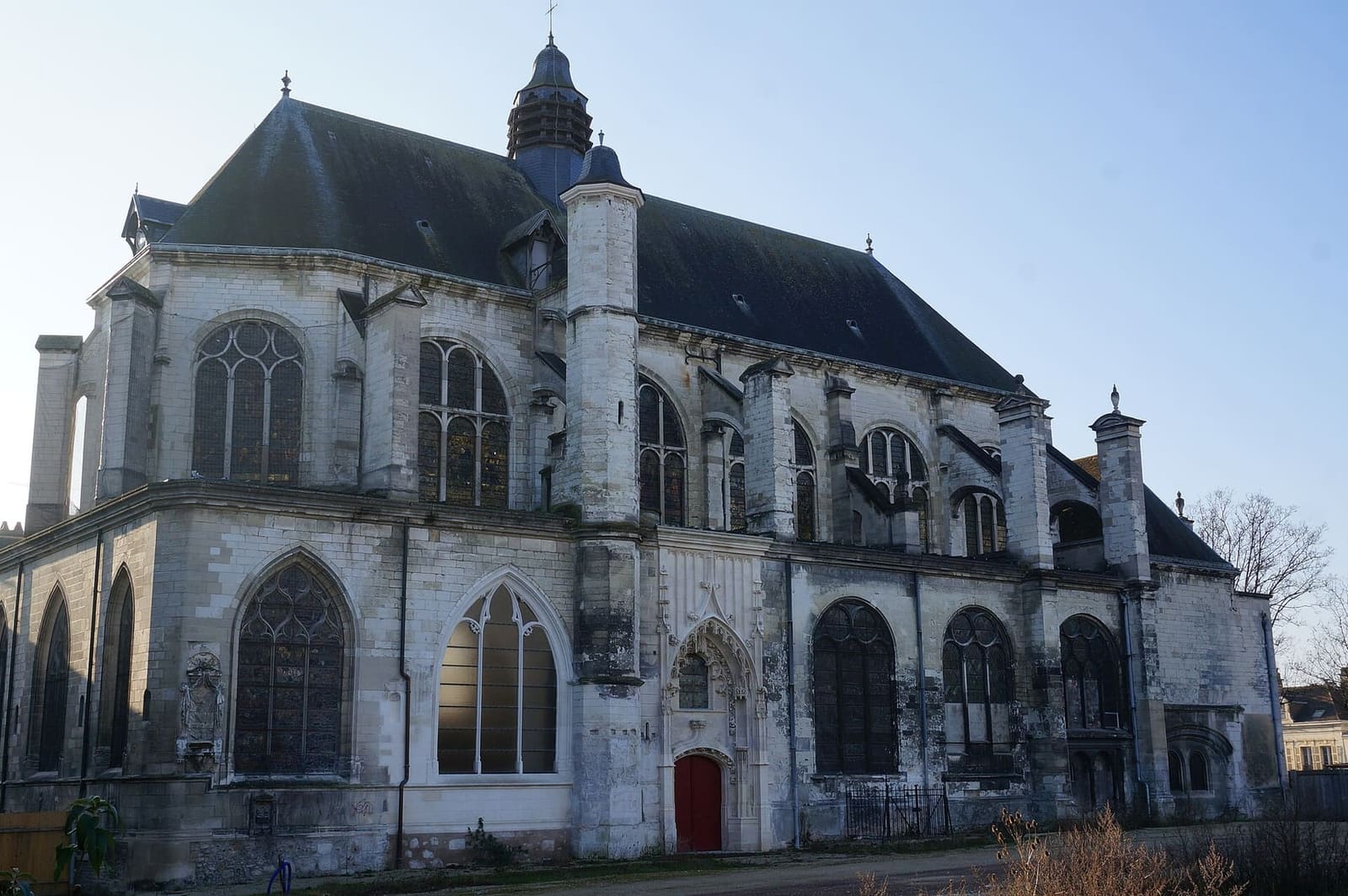 il fianco nord della chiesa di Saint-Nicolas, ricostruita in pietra dopo l'incendio del 1524