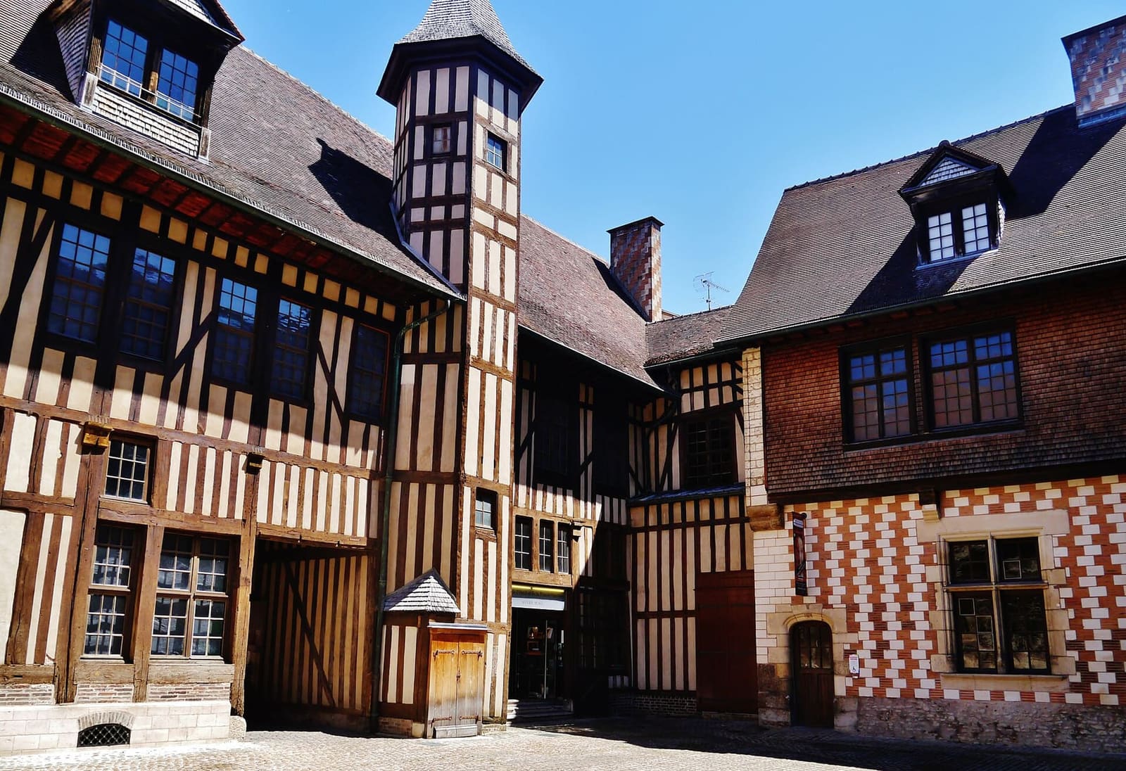 la corte a graticcio dell'hôtel de Mauroy con la torretta della scala, sede della Maison de l'Outil