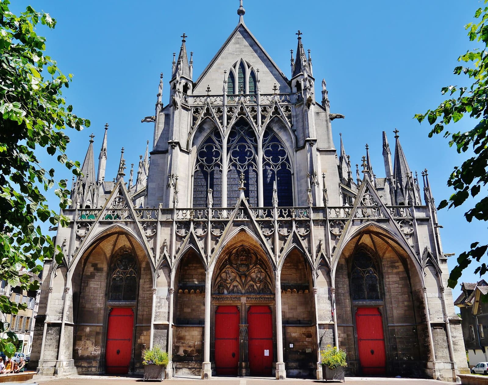 la facciata gotica della basilica di Saint-Urbain, con i tre portali rossi sotto le guglie