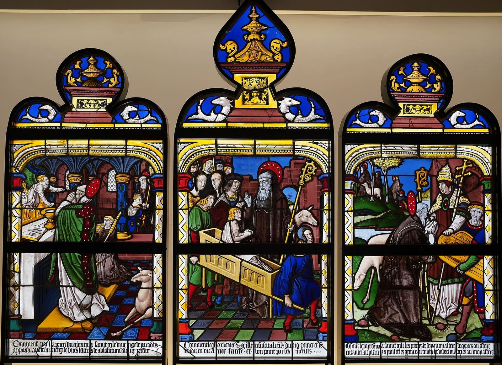 una vetrata a tre luci con le storie di sant'Egidio, esposta da vicino alla Cité du Vitrail