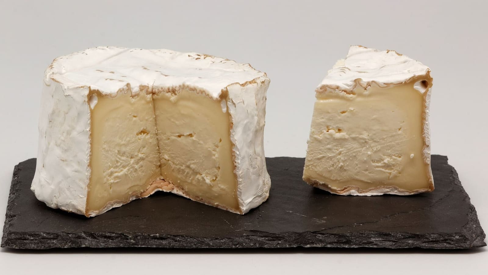 lo Chaource, il formaggio a crosta fiorita dell'Aube, tagliato su un piatto d'ardesia