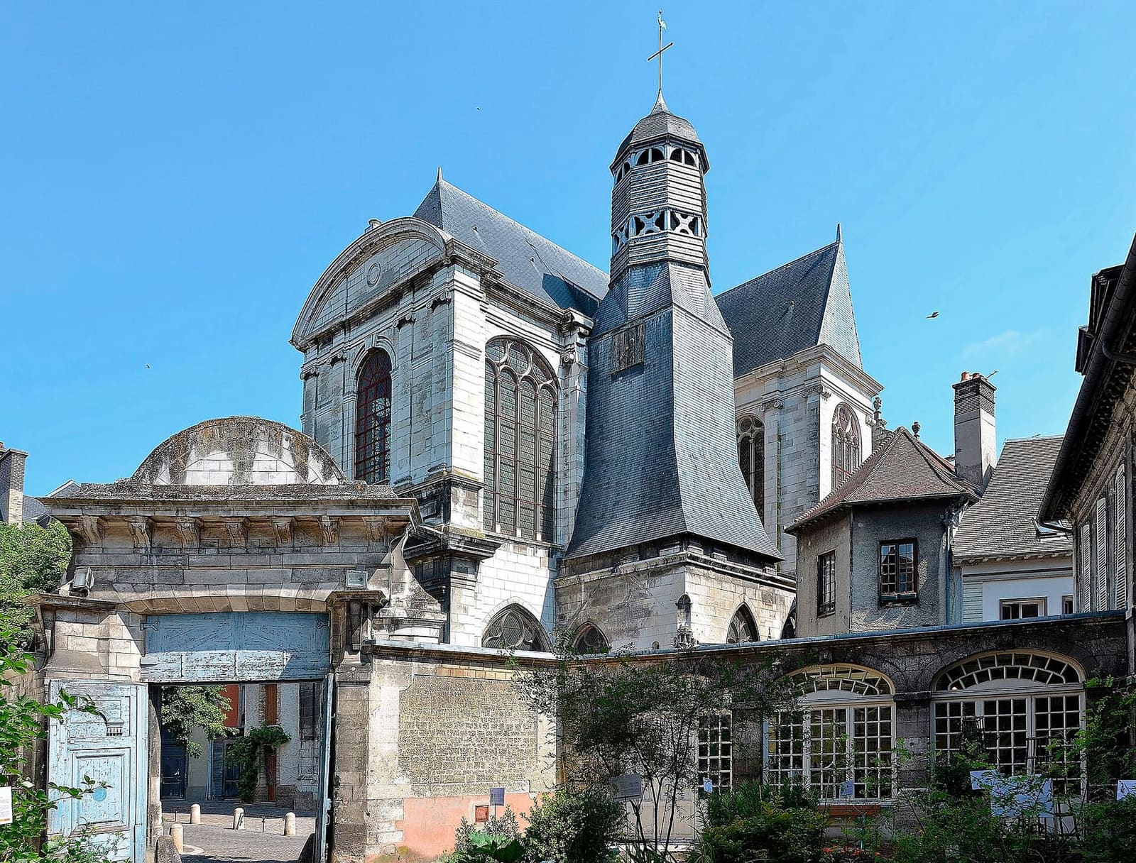 la chiesa di Saint-Pantaléon con il campanile coperto d'ardesia, vista dall'Hôtel de Vauluisant