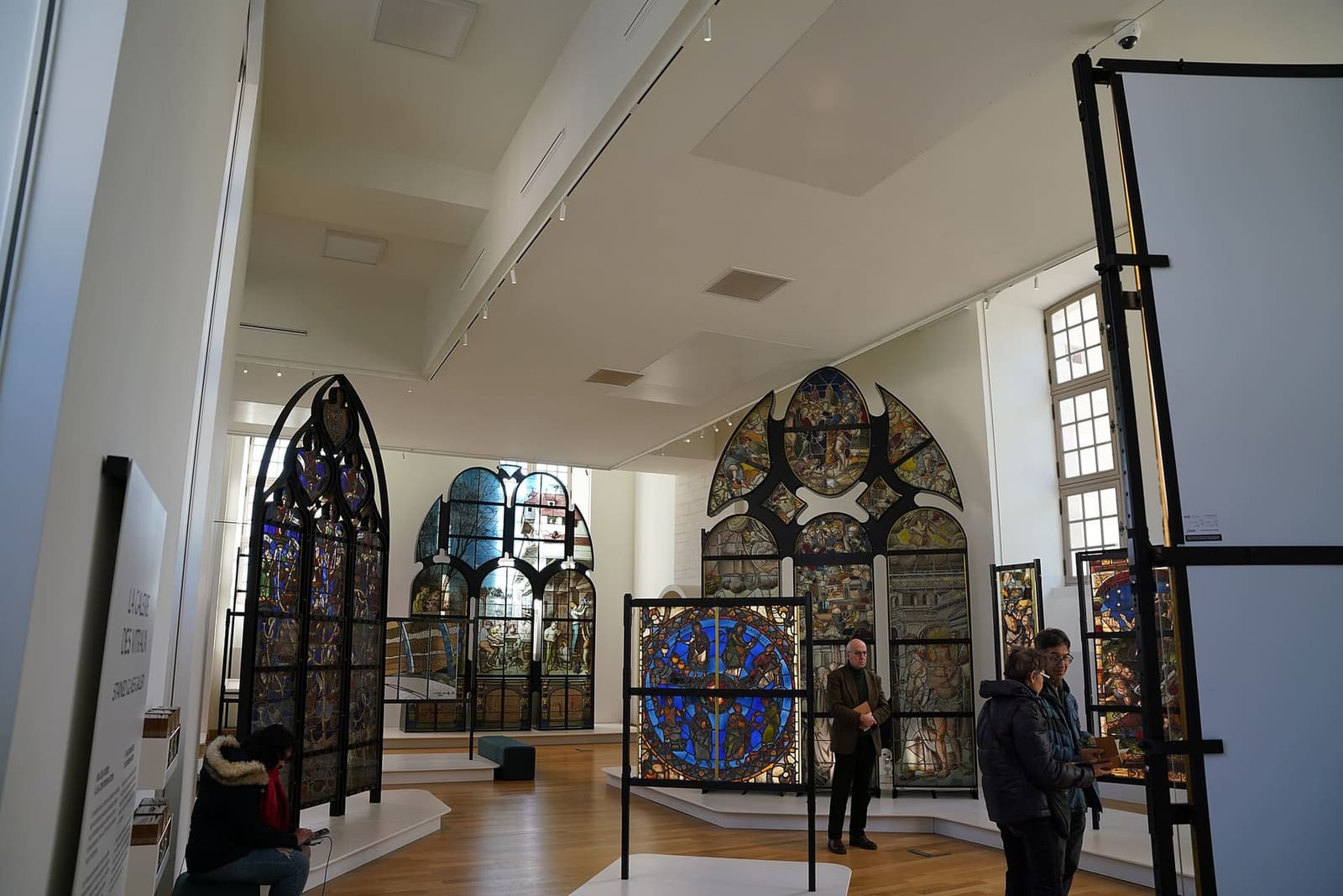 una sala della Cité du Vitrail, con le vetrate montate su telai all'altezza degli occhi