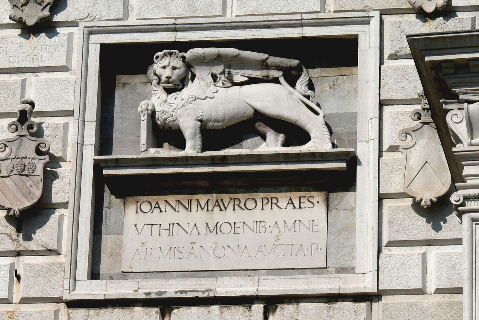 der Löwe von San Marco als Relief an der Torre dell'Orologio, über der lateinischen Inschrift