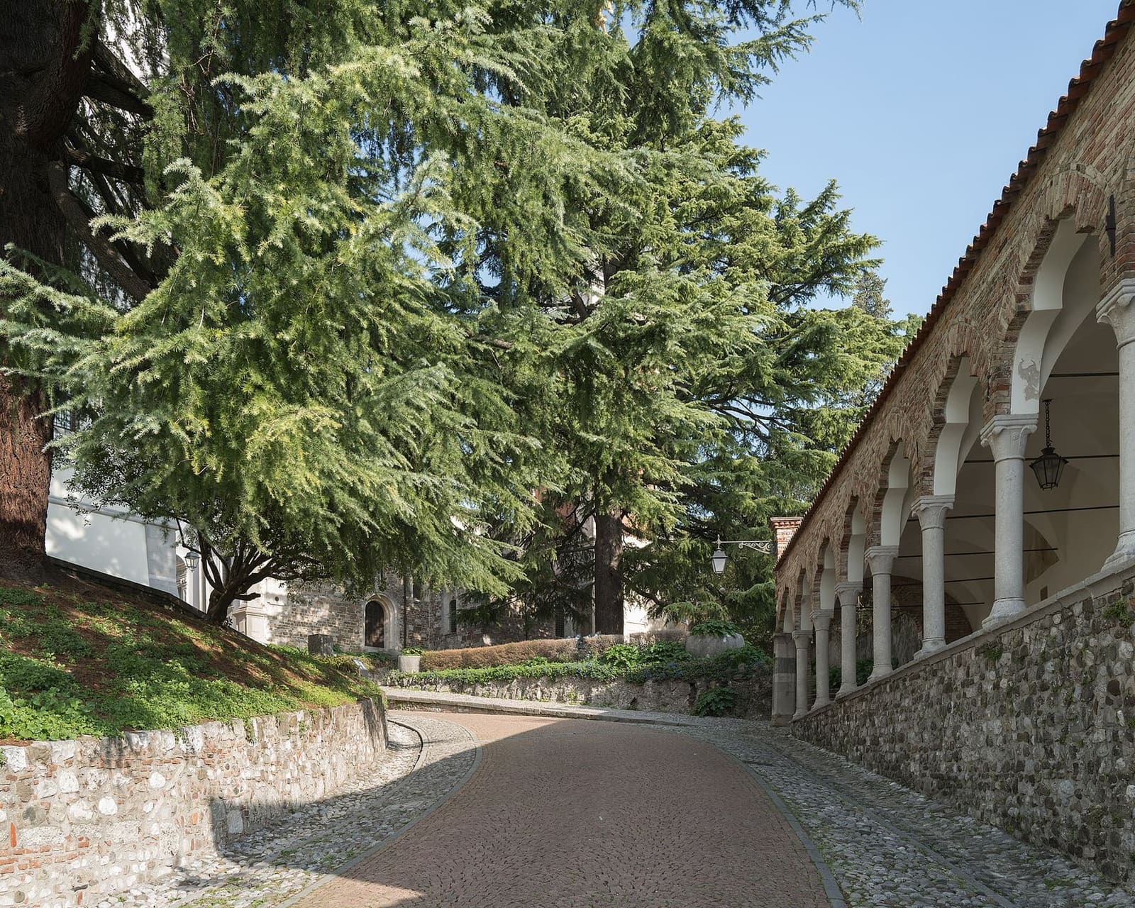 der Aufstieg zur Burg entlang dem Laubengang des Lippomano, im Schatten der Zedern