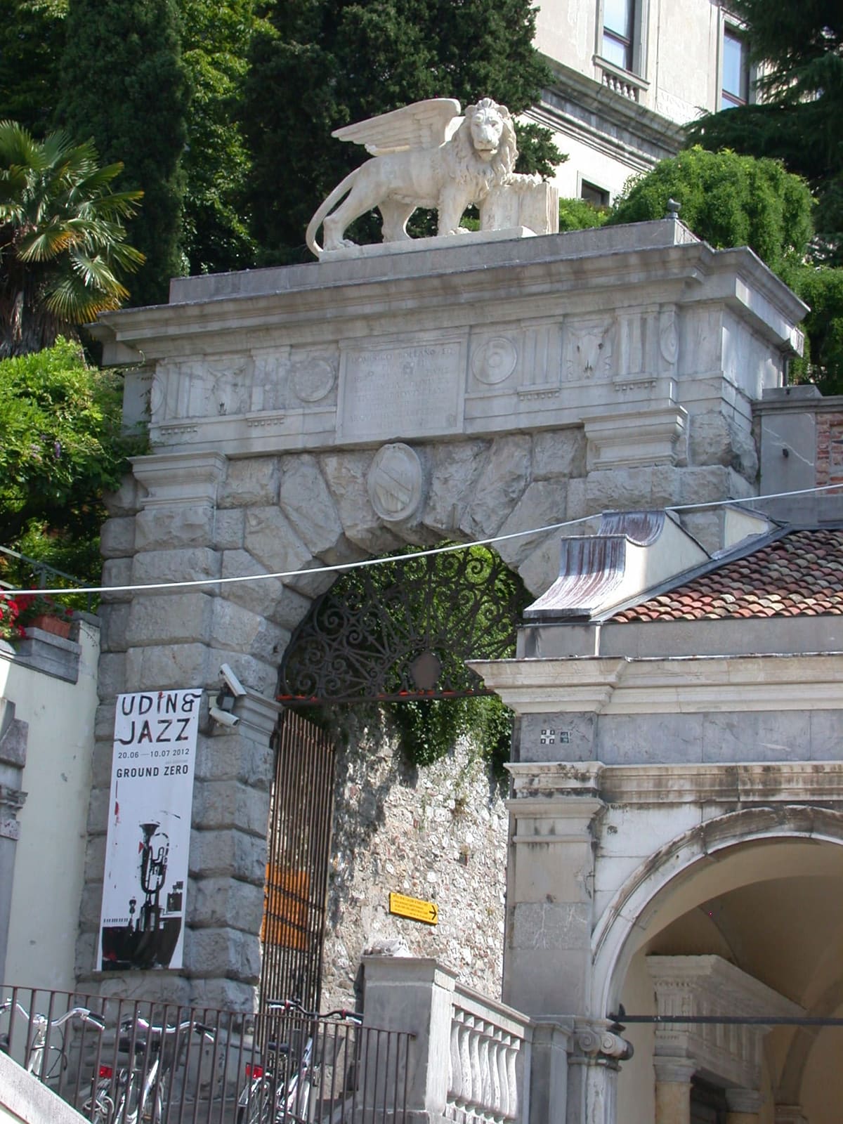 der Arco Bollani mit dem geflügelten Löwen, das Tor, durch das man zur Burg hinaufsteigt