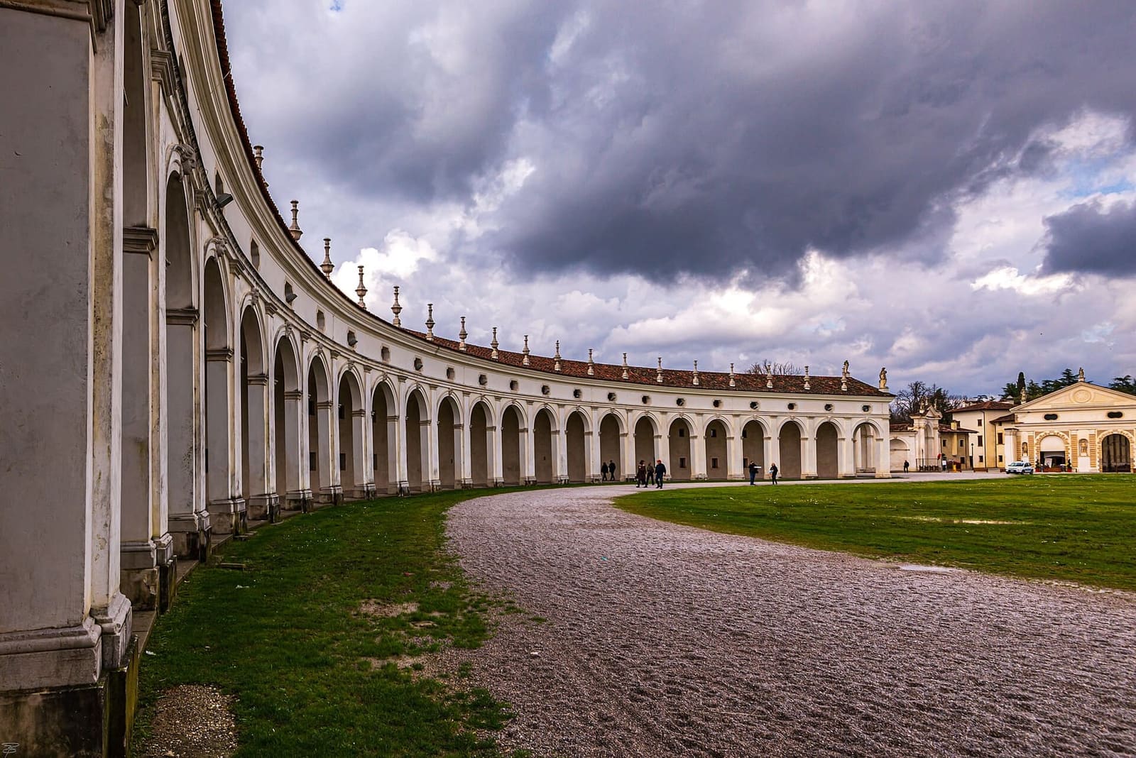 der geschwungene Laubengang der Exedra von Villa Manin in Passariano