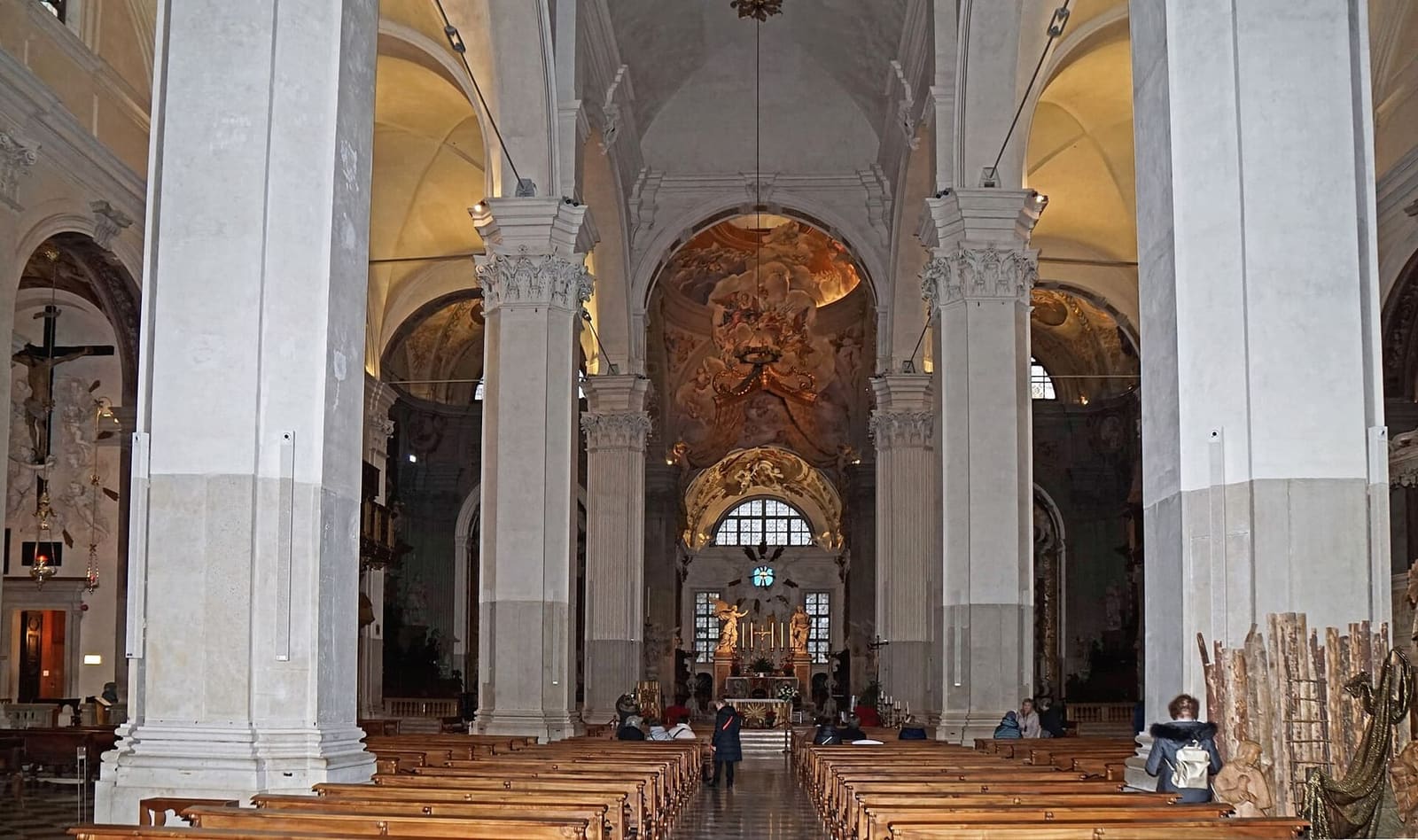 das Kirchenschiff des Doms, mit Stuck und barocken Altären ausgekleidet