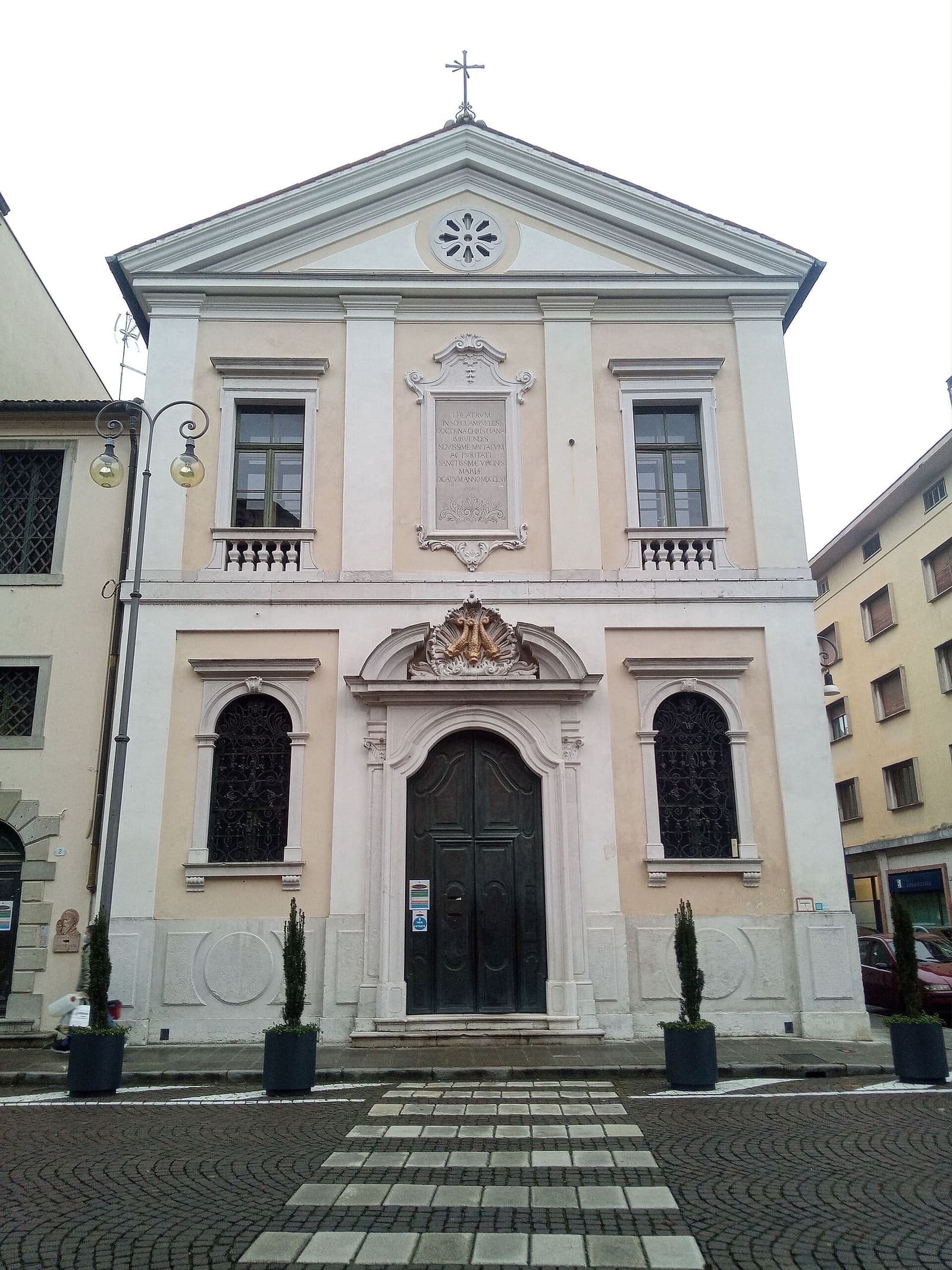 die Fassade des Oratorio della Purità, gegenüber der Seite des Doms