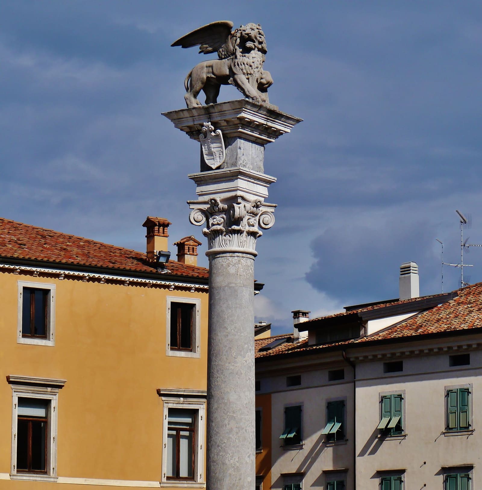 die Säule mit dem Löwen von San Marco auf der piazza della Libertà