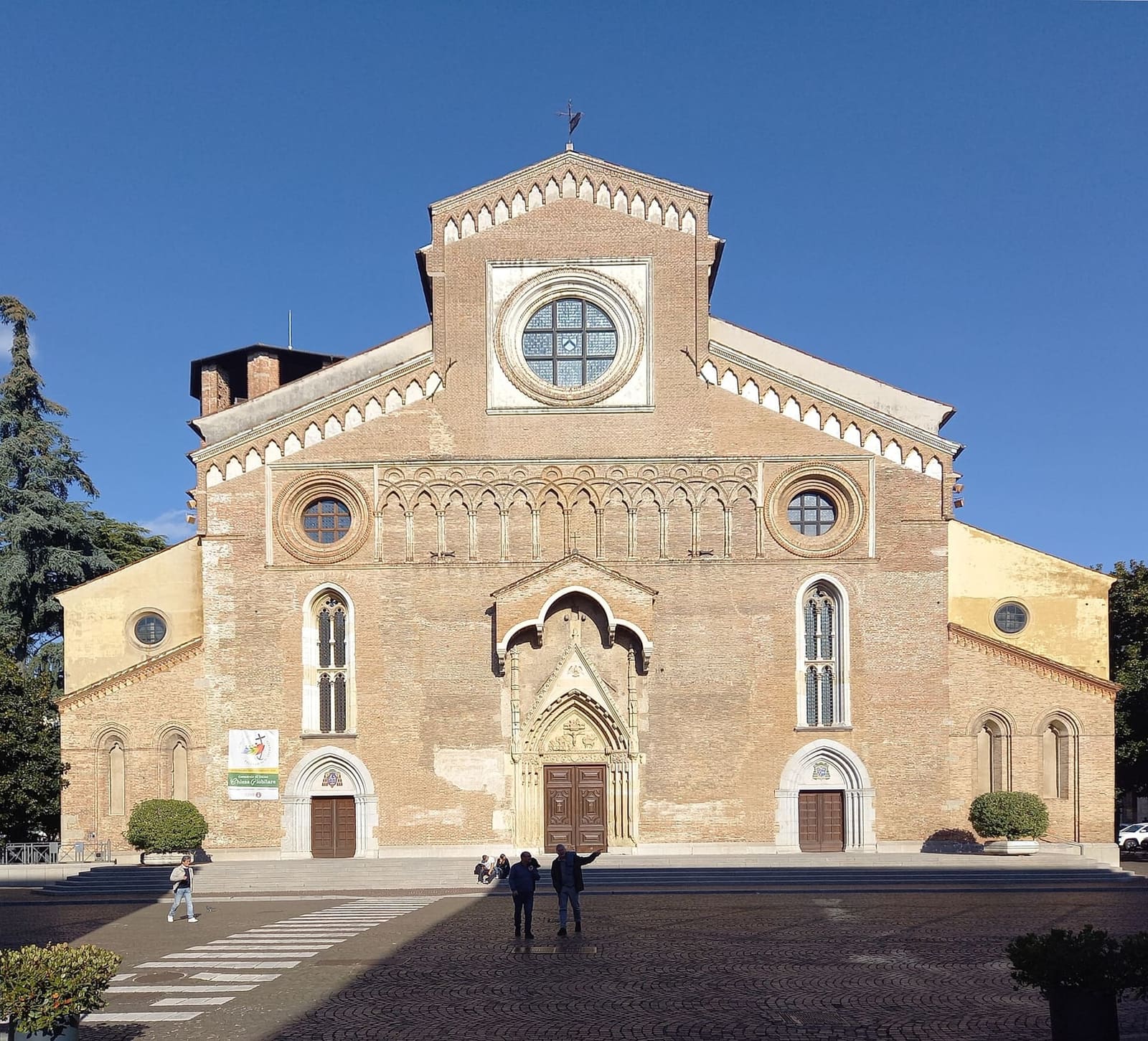 die gotische Backsteinfassade des Doms von Udine, der Santa Maria Annunziata geweiht ist