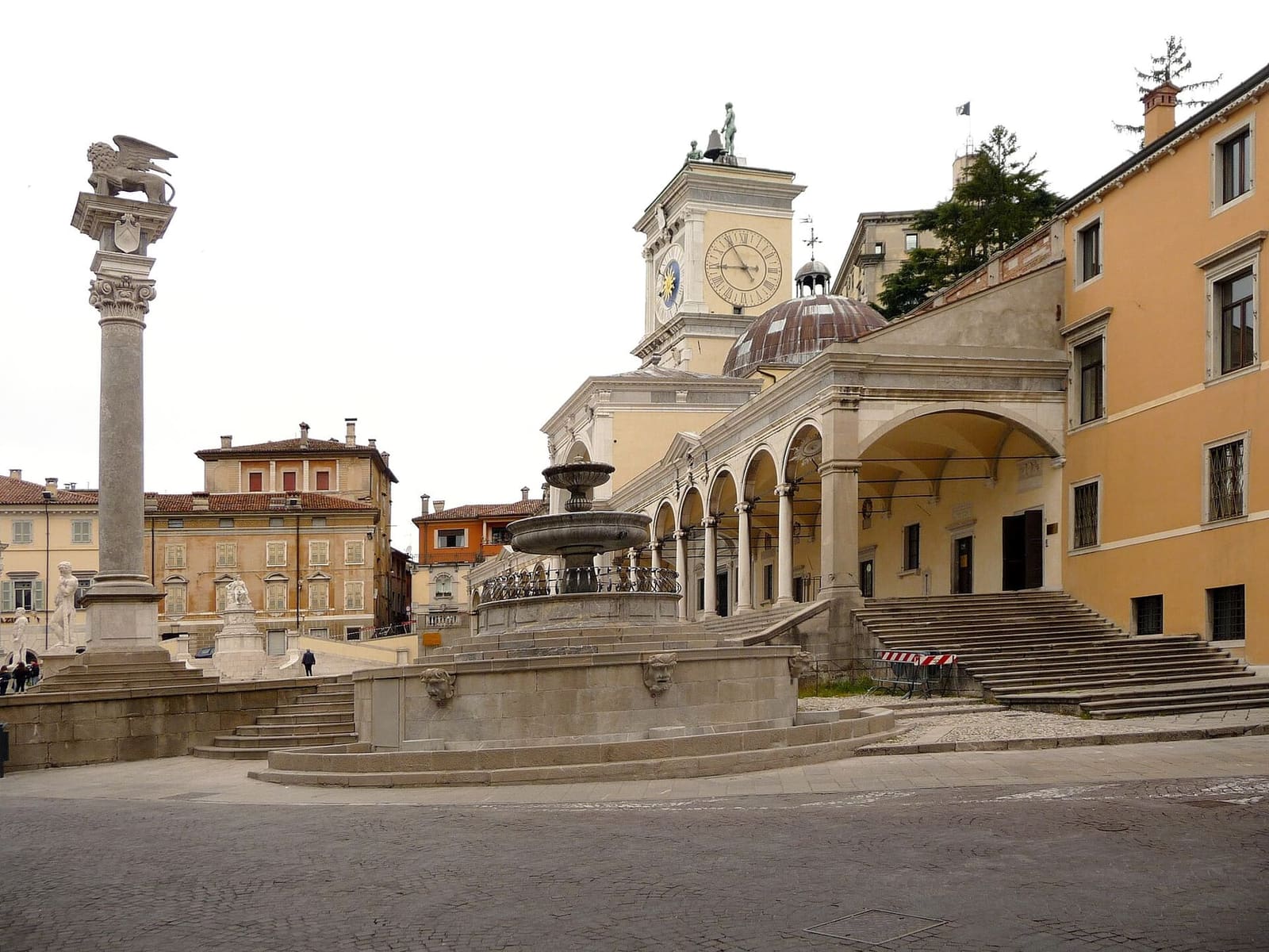 der Brunnen der piazza della Libertà zwischen der Säule mit dem Löwen von San Marco und dem Laubengang von San Giovanni