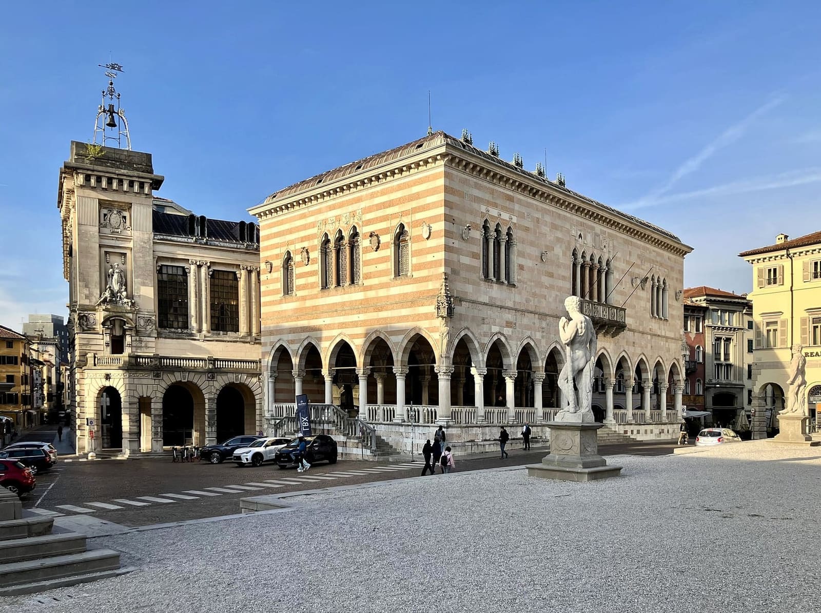 die Loggia del Lionello, das gotische Rathaus mit den weißen und rosa Streifen an der piazza della Libertà