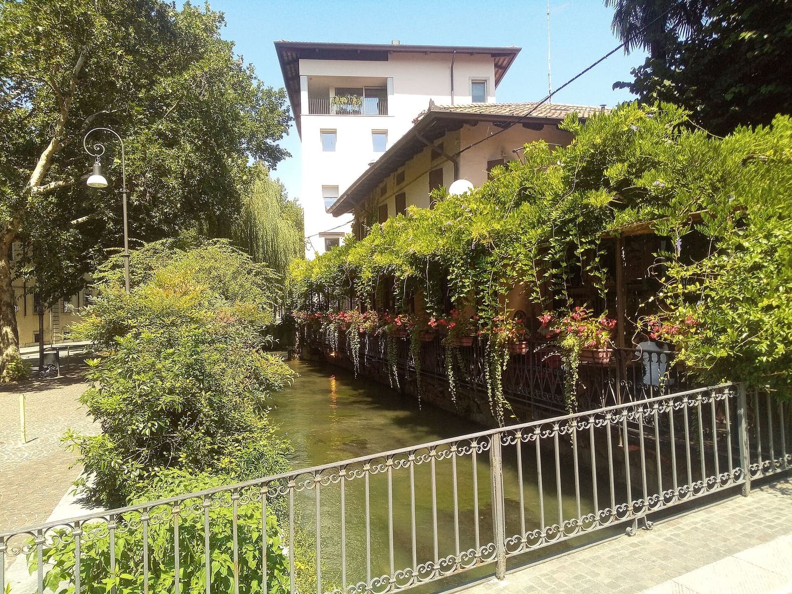 die roggia di Udine, die zwischen dem Grün an der via Zanon entlangfließt