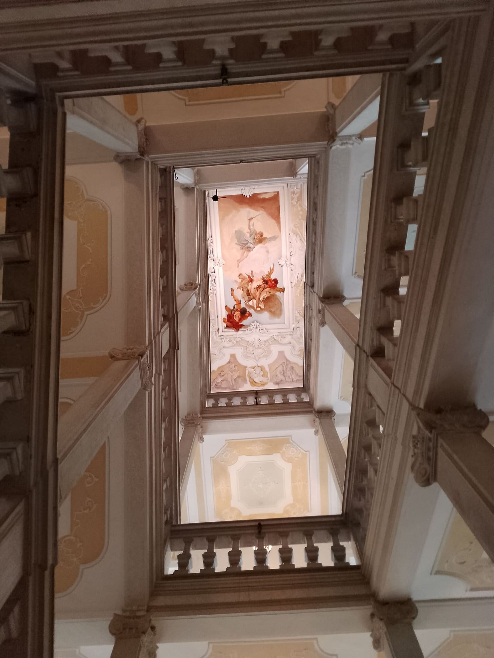 das Ehrentreppenhaus des Palazzo Patriarcale mit dem Sturz der aufständischen Engel von Tiepolo