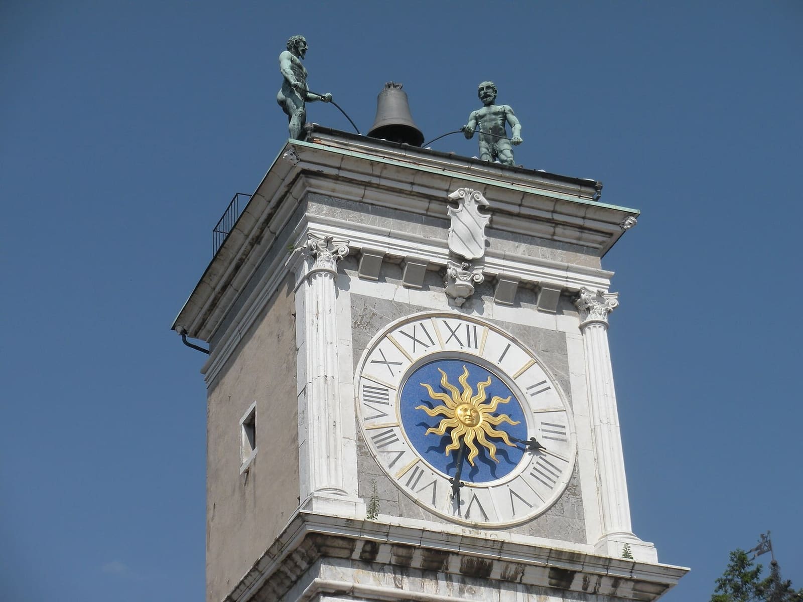 die Torre dell'Orologio mit dem Zifferblatt der Sonne und den zwei Mohren, die die Stunden an der Glocke schlagen