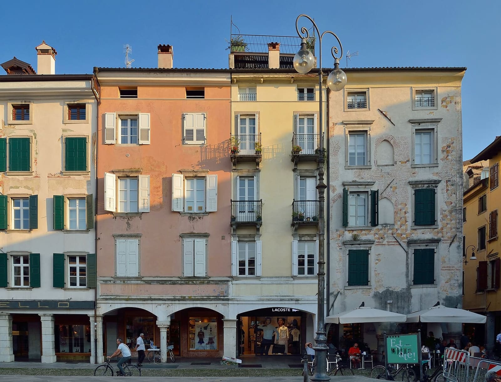 die bemalten Häuser und die Laubengänge der piazza San Giacomo an der Ecke zur via Pelliccerie