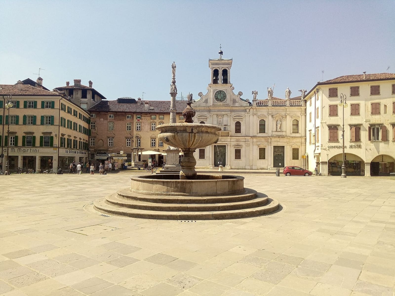 der Brunnen der piazza Matteotti, die in Udine alle piazza San Giacomo nennen, vor der Kirche San Giacomo