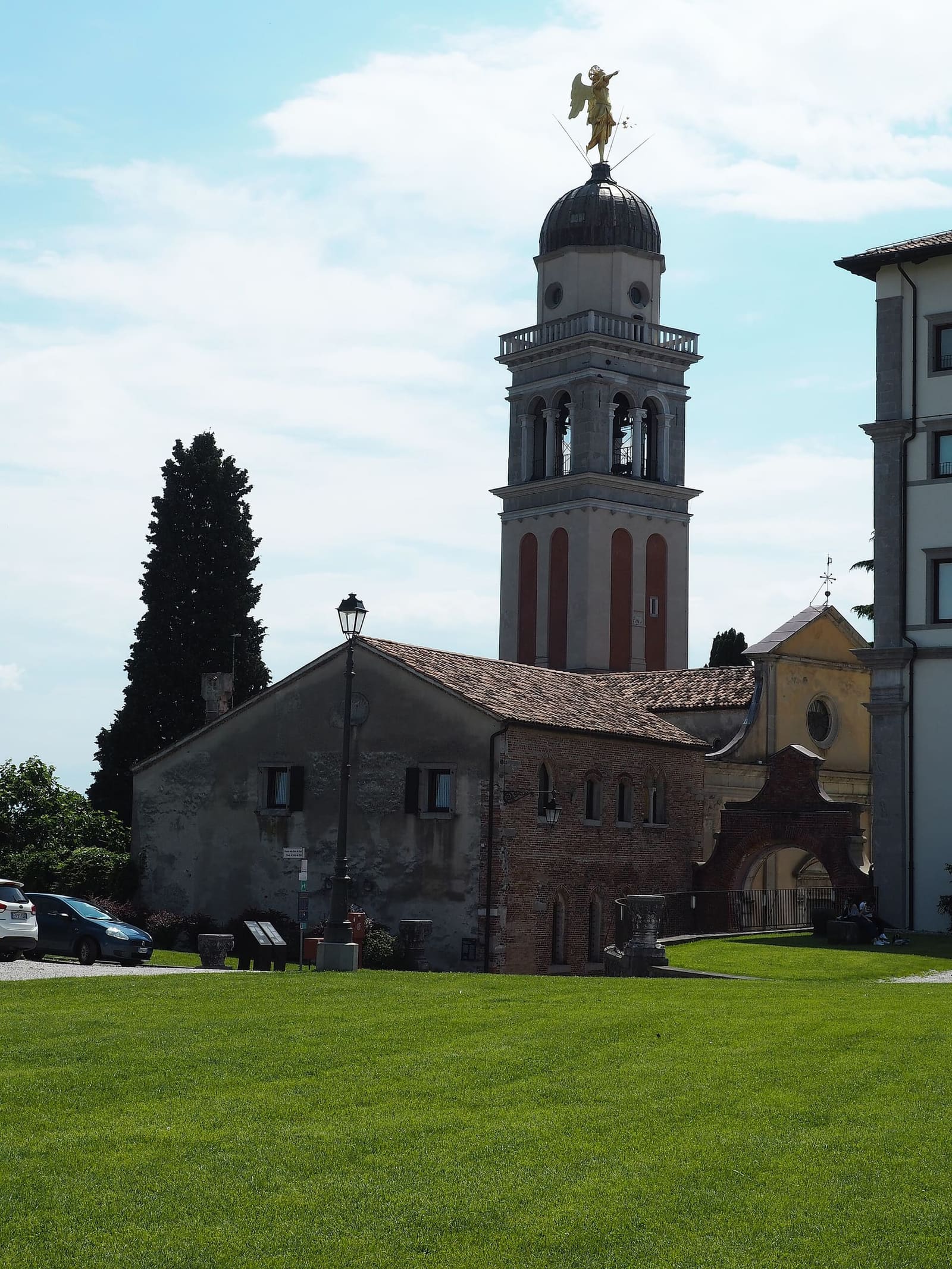 die Kirche Santa Maria di Castello und der Glockenturm mit dem goldenen Engel, auf dem Burghügel