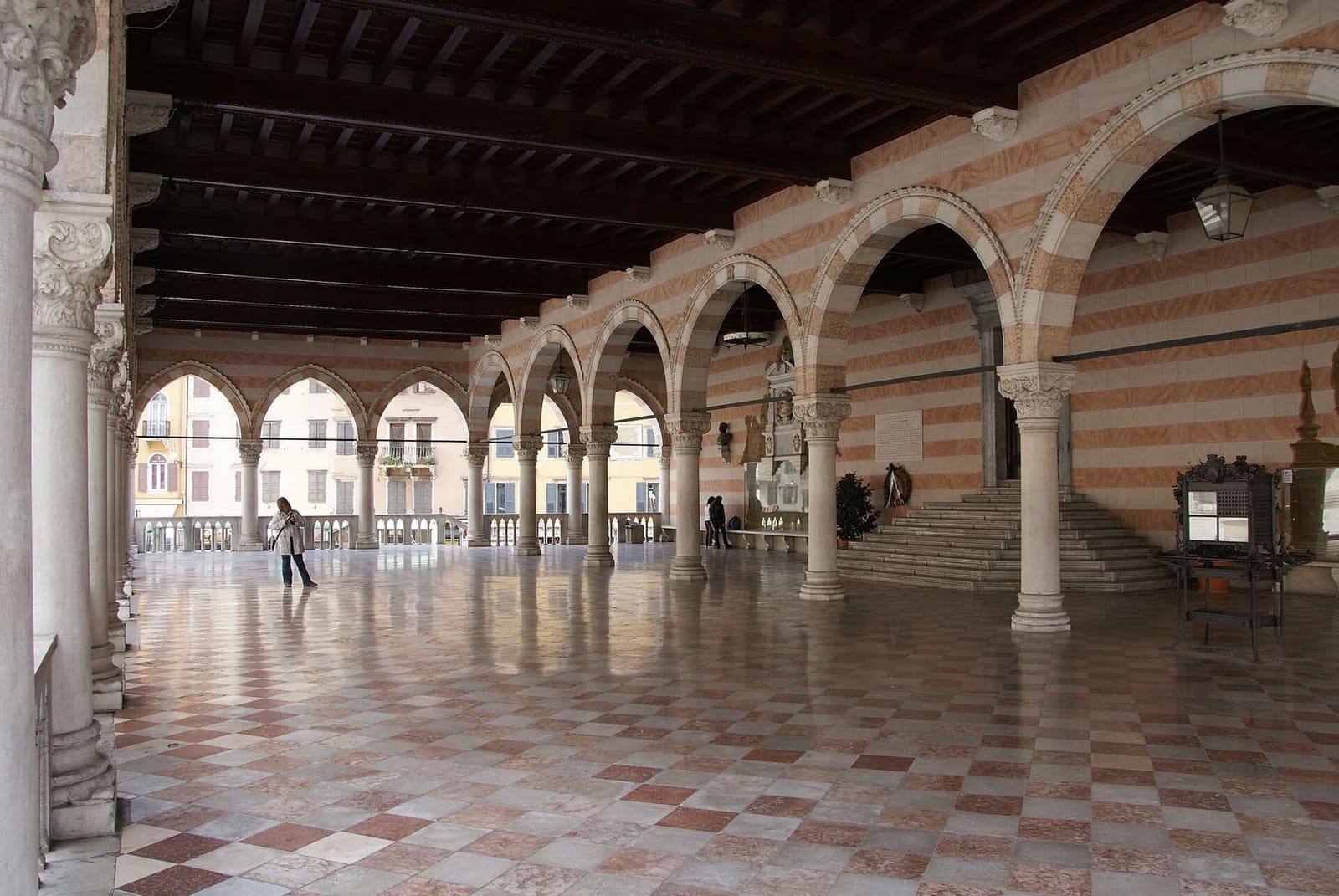 unter den Bögen der Loggia del Lionello, mit dem schachbrettartigen Boden und der großen Treppe