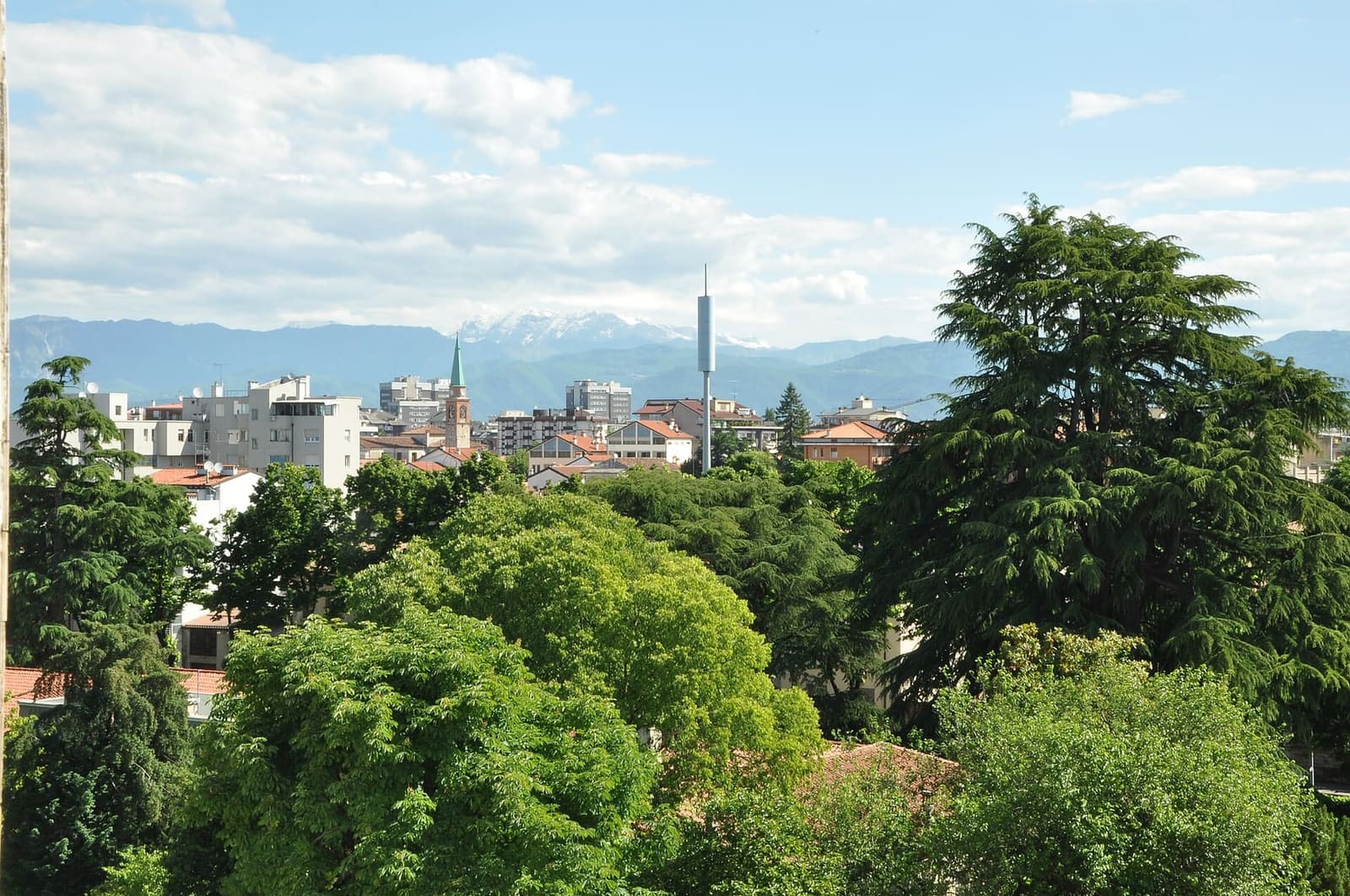 die Stadt vom Burghügel aus gesehen, mit den Julischen Alpen im Hintergrund