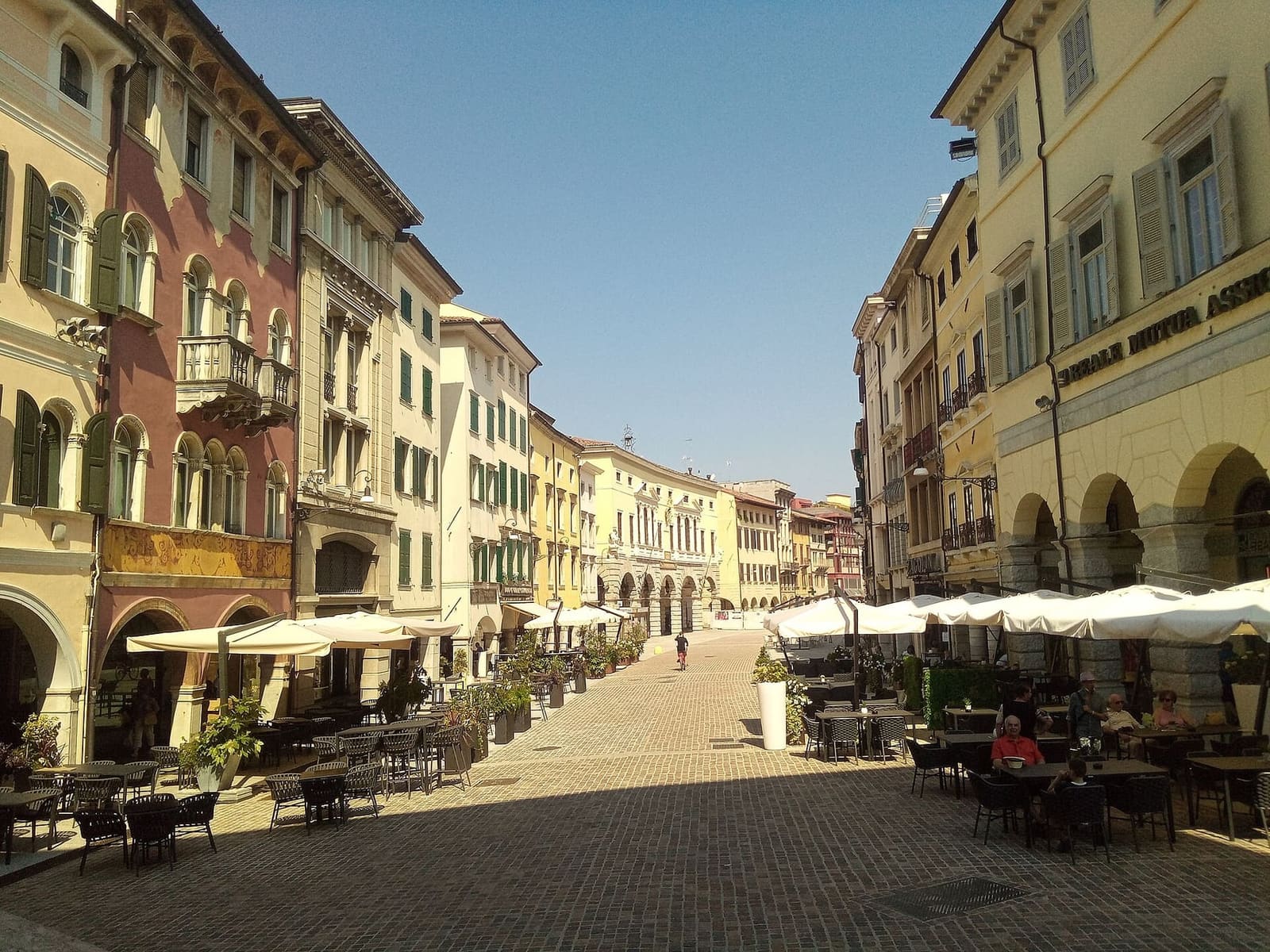 die via Mercatovecchio, die Straße der Laubengänge und der Läden am Fuß der Burg
