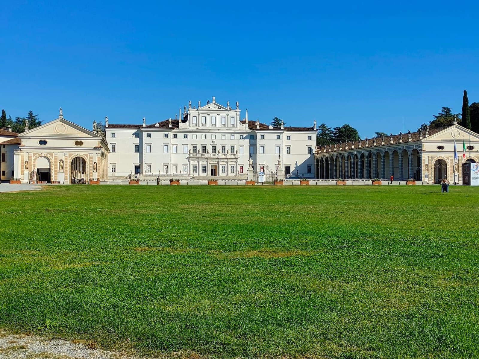 die Villa Manin in Passariano von der großen Wiese aus gesehen, mit den Barchesse, den Wirtschaftsflügeln, an den Seiten
