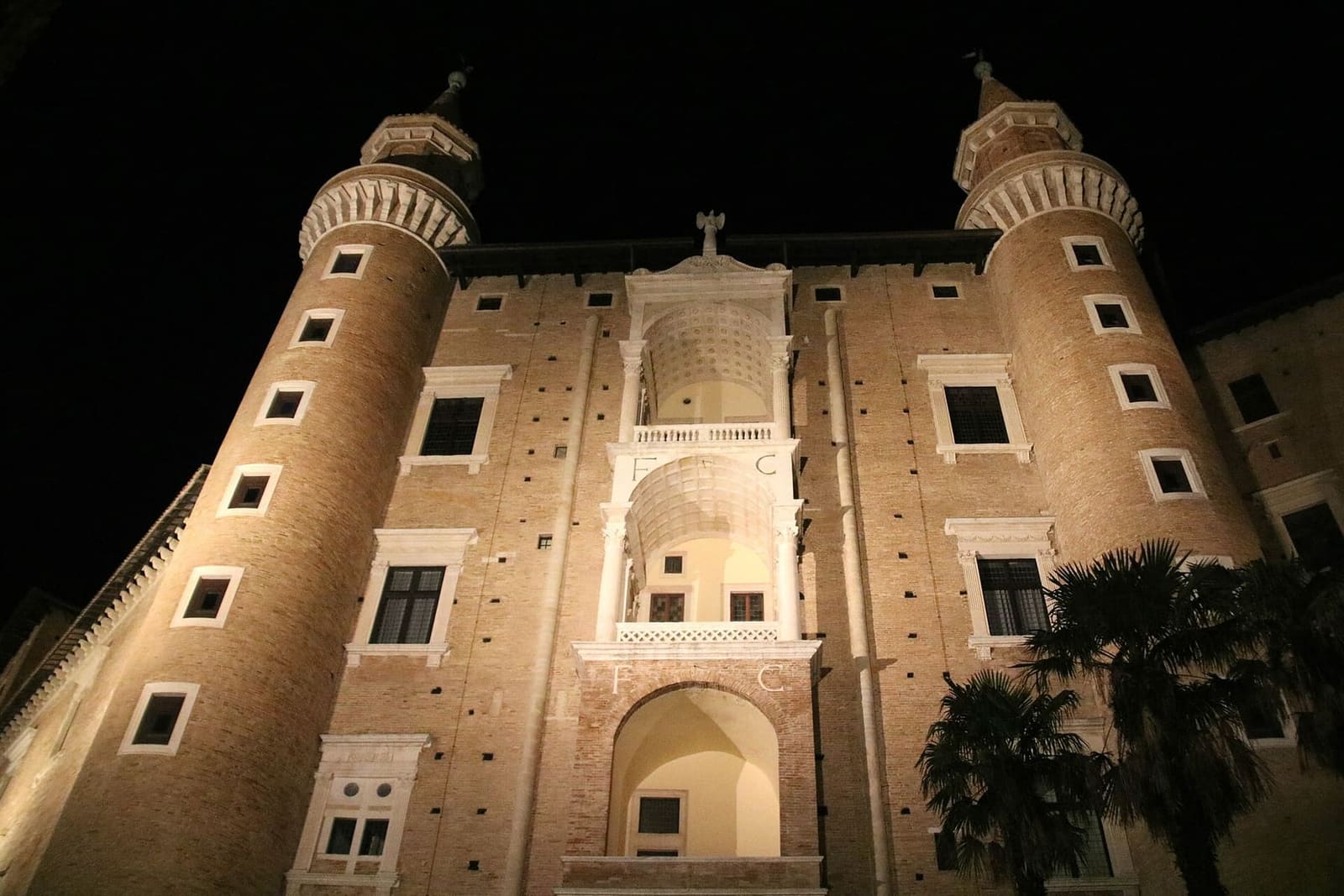 i torricini illuminati di notte, con le logge chiare fra le due torri