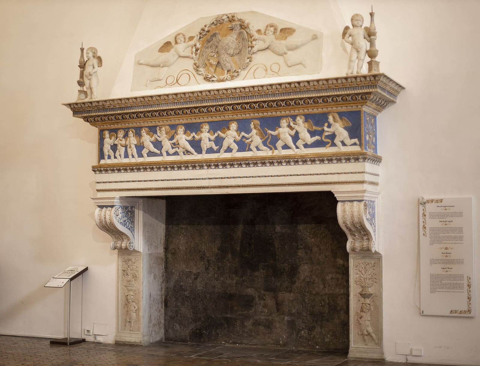 il camino della Sala degli Angeli, con il fregio di putti che danzano su fondo azzurro