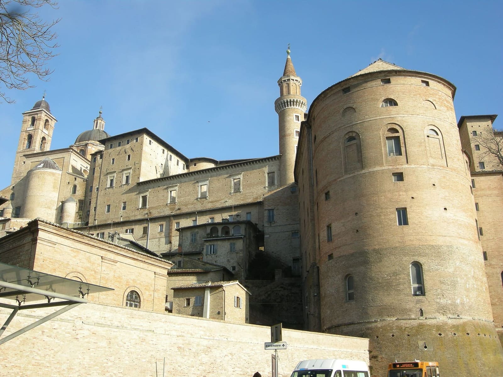 il palazzo con il bastione tondo visto dal parcheggio del Mercatale, sotto Porta Valbona