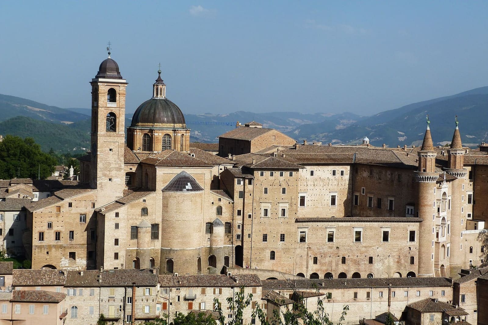 il palazzo e il duomo visti dalla Fortezza Albornoz, sopra i tetti della città