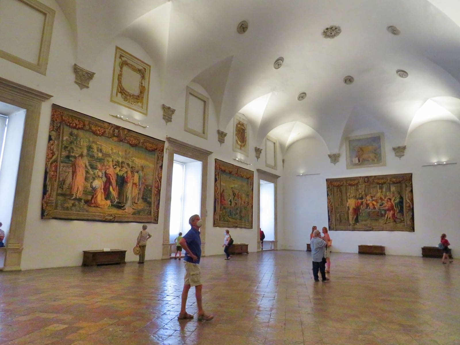 il Salone del Trono, con gli arazzi appesi alle pareti bianche e la volta a lunette