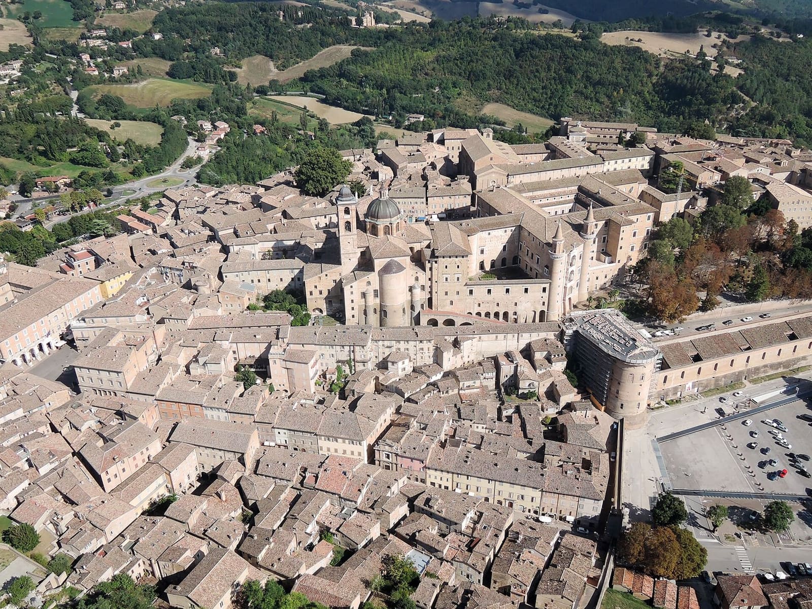 la città vista dall'alto, fotografata da un aquilone durante la festa di settembre, con il palazzo, il duomo e il Mercatale in mezzo ai tetti